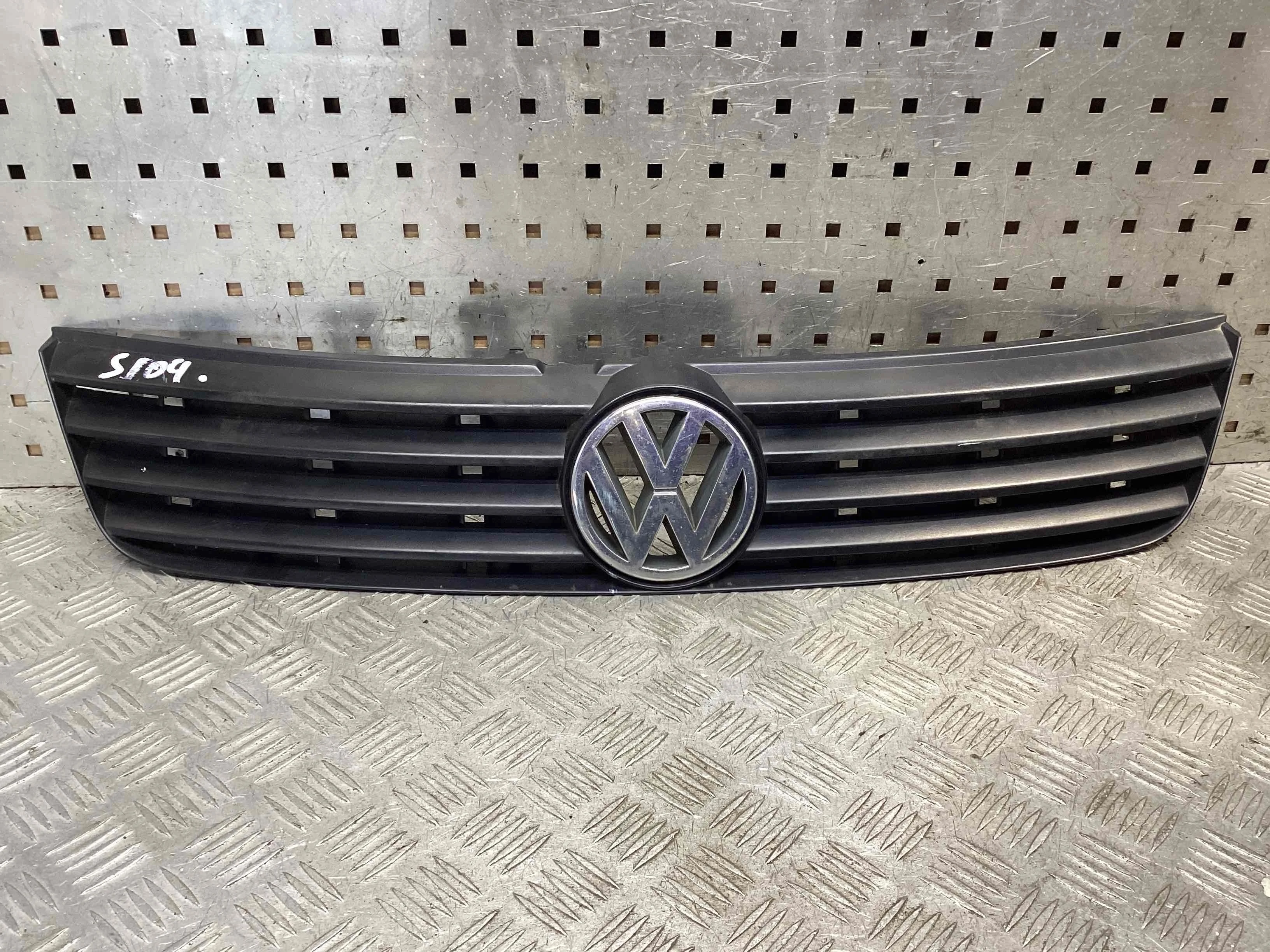Решетка радиатора Volkswagen Passat Passat B5 (3B) 1996-2000 2000 1,6 i Бензин МКПП 5ст. Универсал.