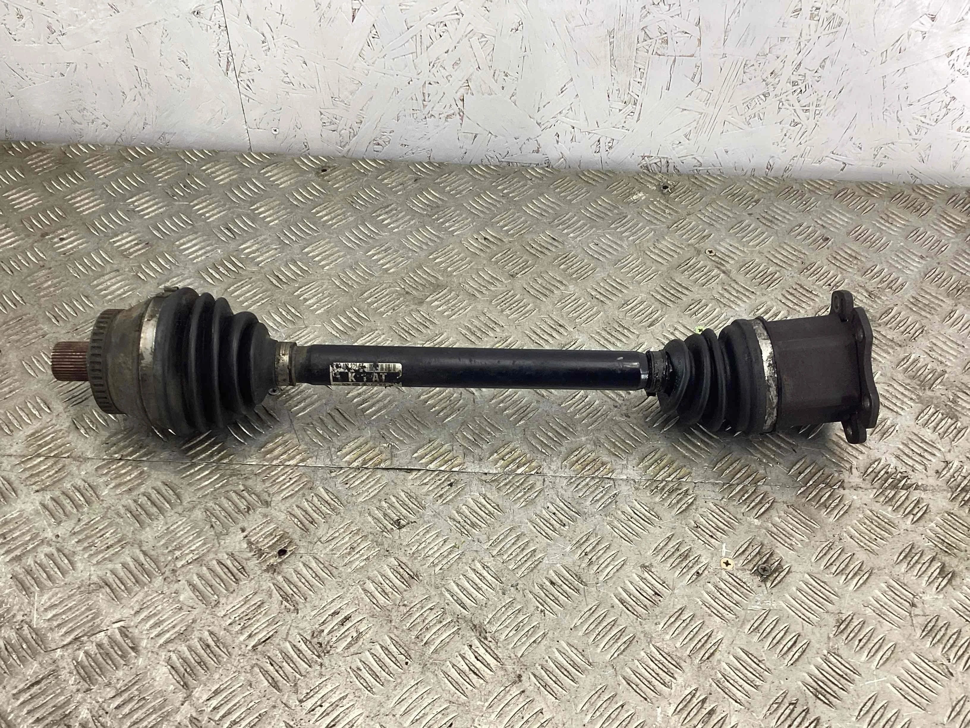 Полуось передняя левая (приводной вал, ШРУС) Audi A4 A4 B6 (8EC, 8E5) 2000-2004 2004 2,5 TDi Дизель МКПП 6ст. Универсал.