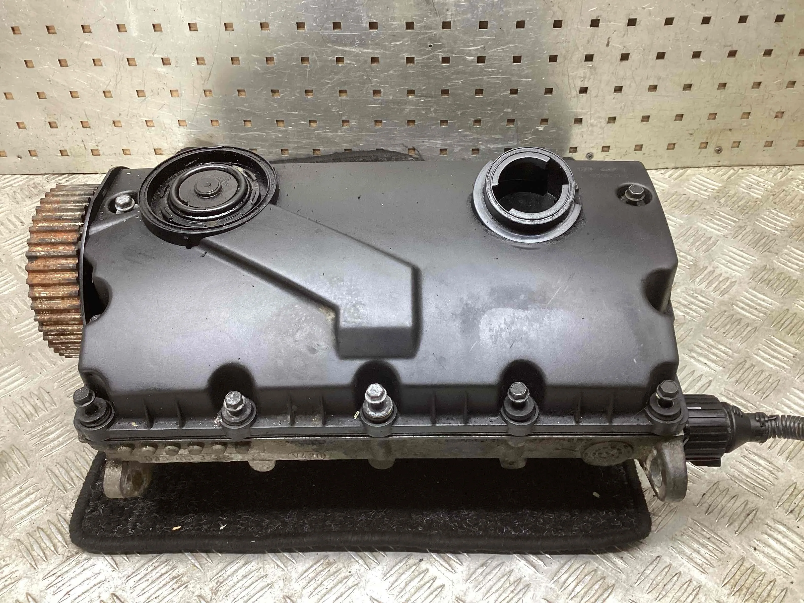 Головка блока цилиндров Audi A4 A4 B6 (8EC, 8E5) 2000-2004 2004 1,9 TDi Дизель МКПП 6ст. Универсал.