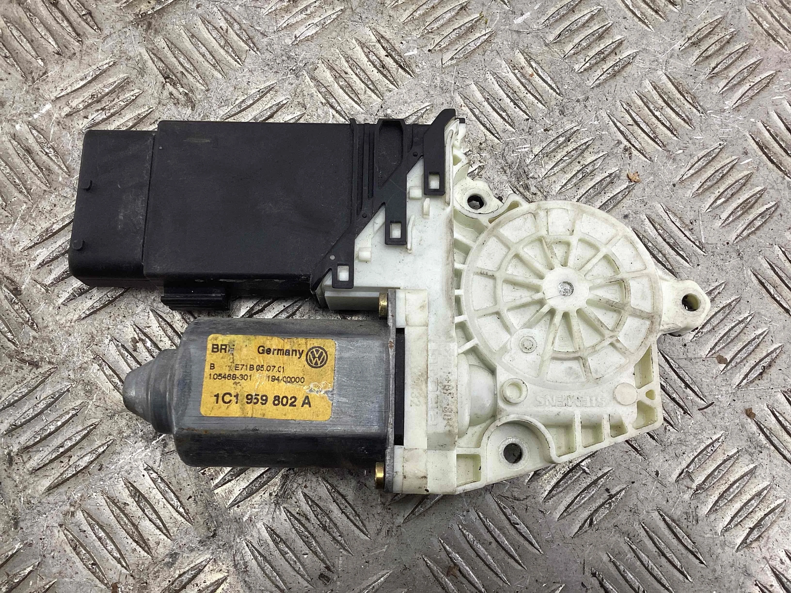 Моторчик стеклоподъемника передний правый Volkswagen Golf Golf IV (1J) 1997-2004 2001 1,6 i Бензин МКПП Хэтчбек 5дв.