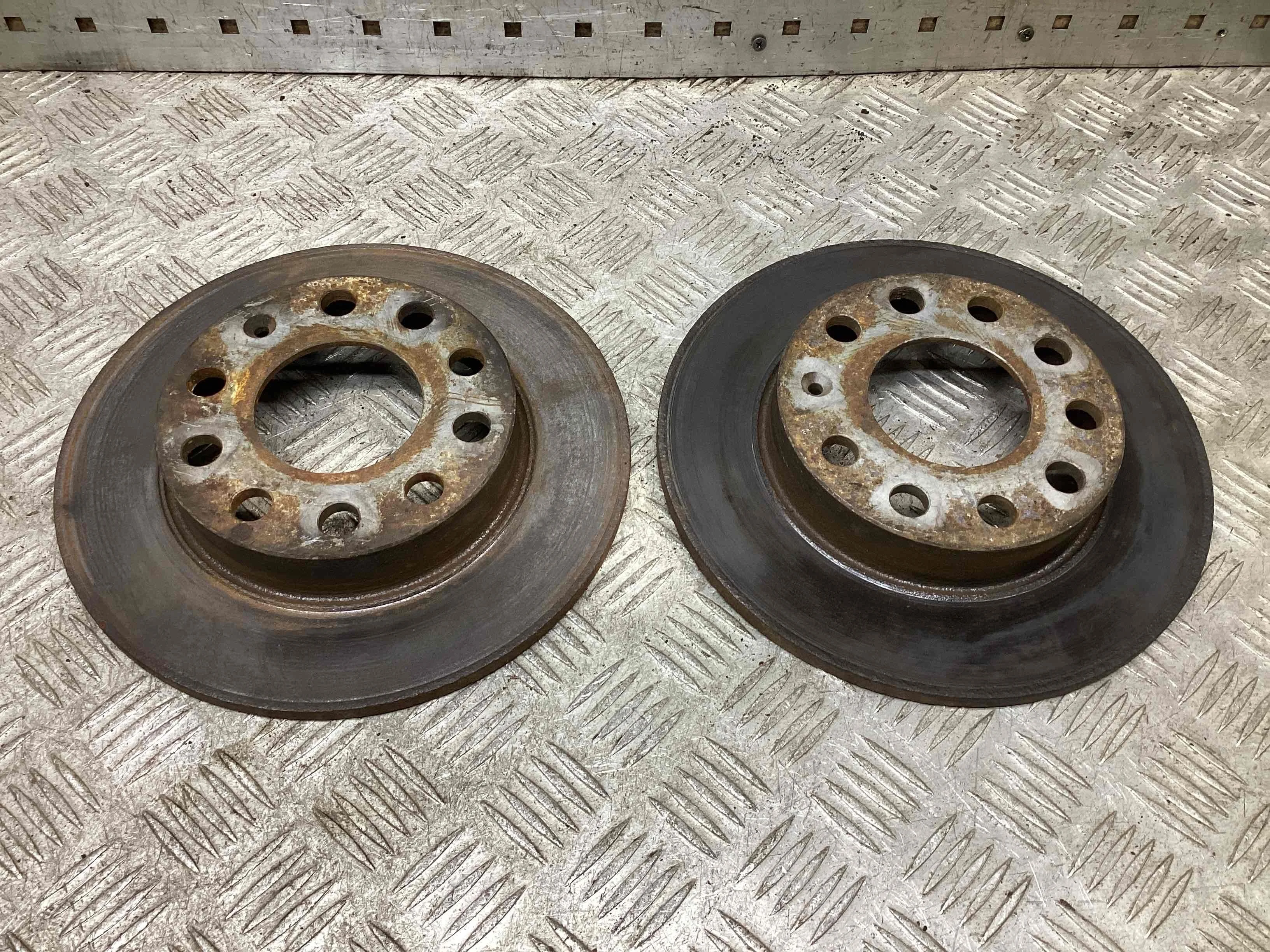 Диск тормозной задний Audi A4 A4 B6 (8EC, 8E5) 2000-2004 2001 1,9 TDi Дизель МКПП 6ст. Универсал.