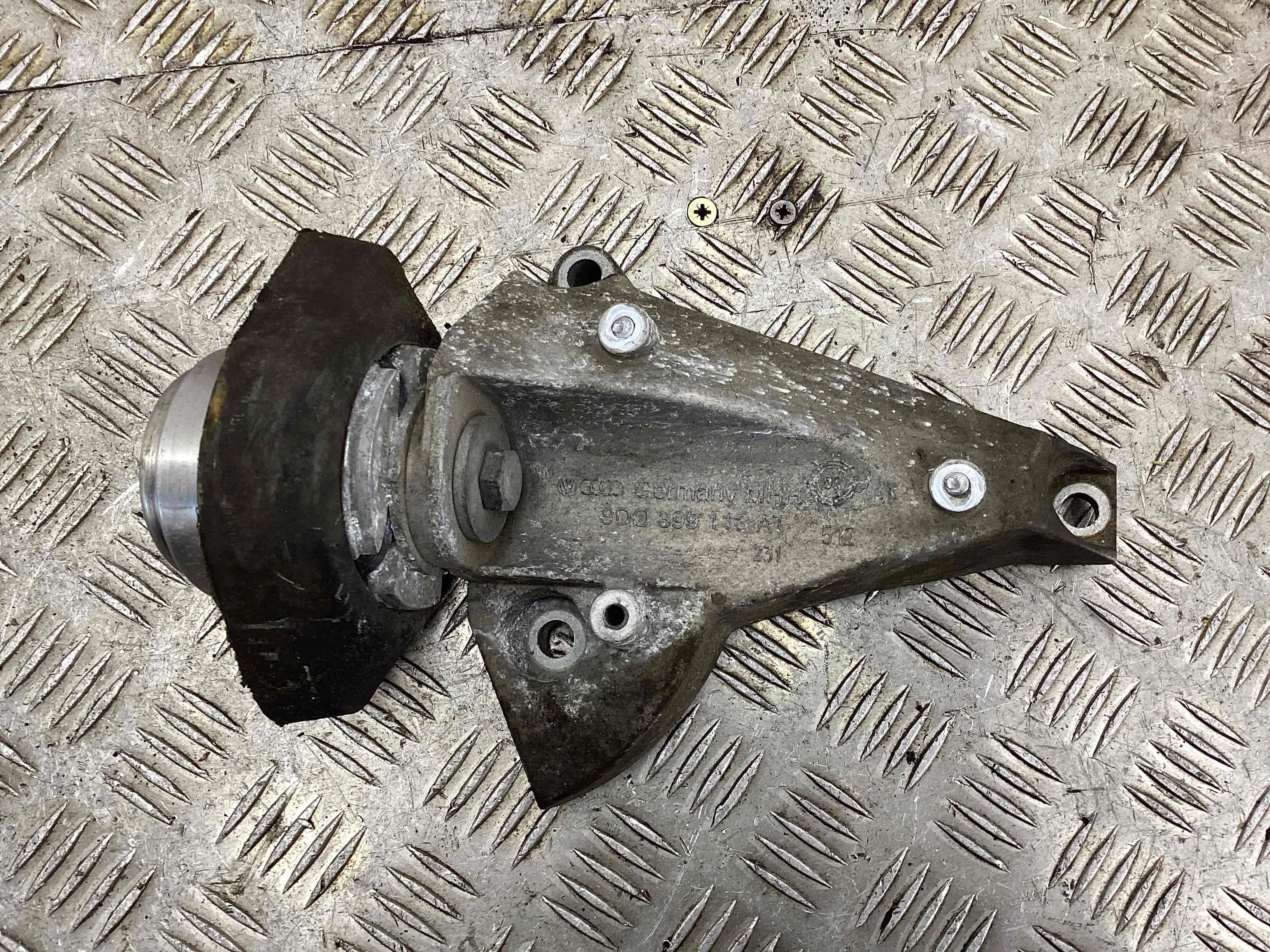 Кронштейн КПП Audi A6 A6 C5 (4B) 2001-2004 рестайлинг 2003 2,5 TDi Дизель АКПП Универсал.