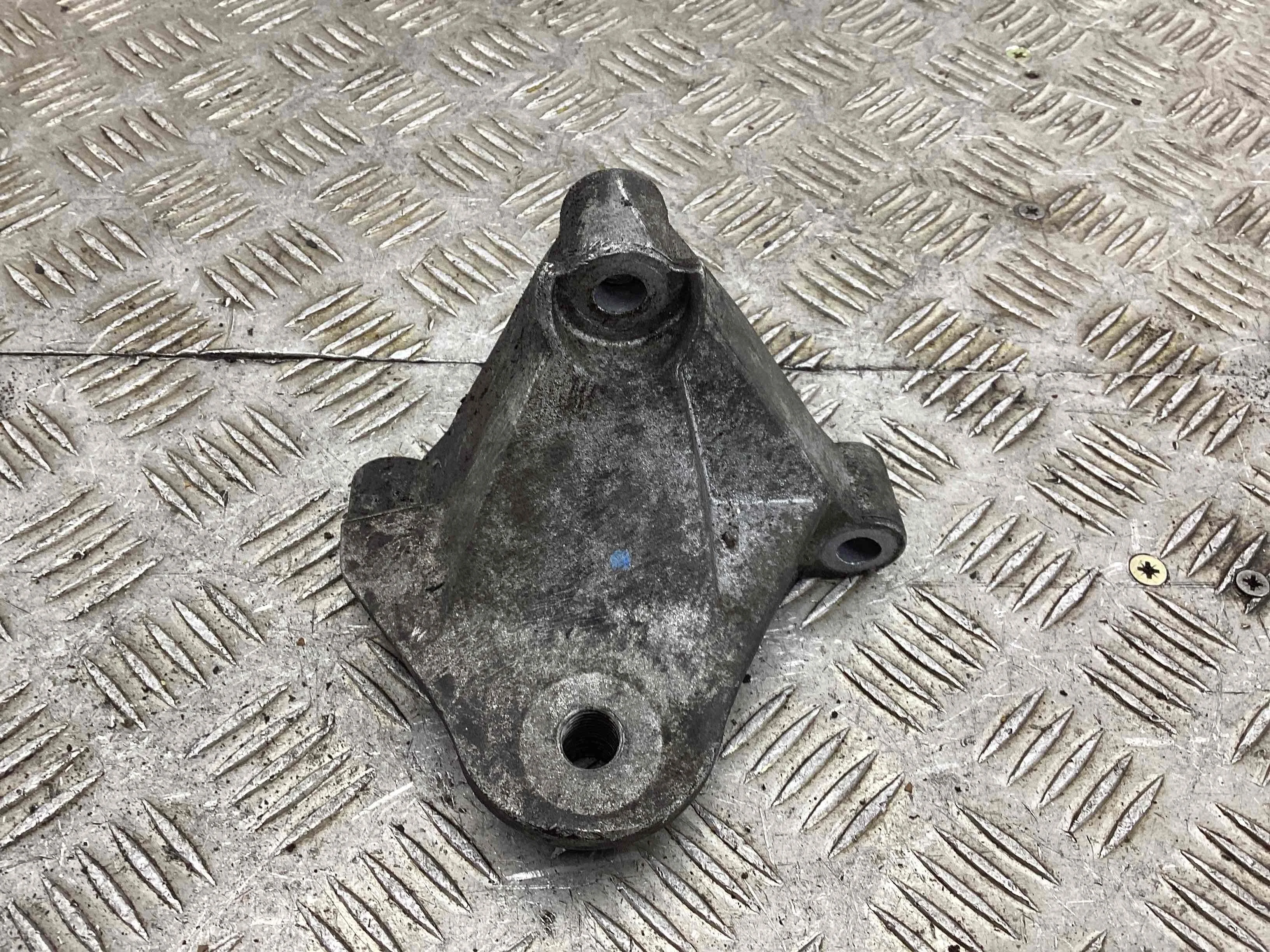 Кронштейн двигателя Renault Megane Megane II 2002-2006 2004 2,0 i Бензин МКПП Хэтчбек.