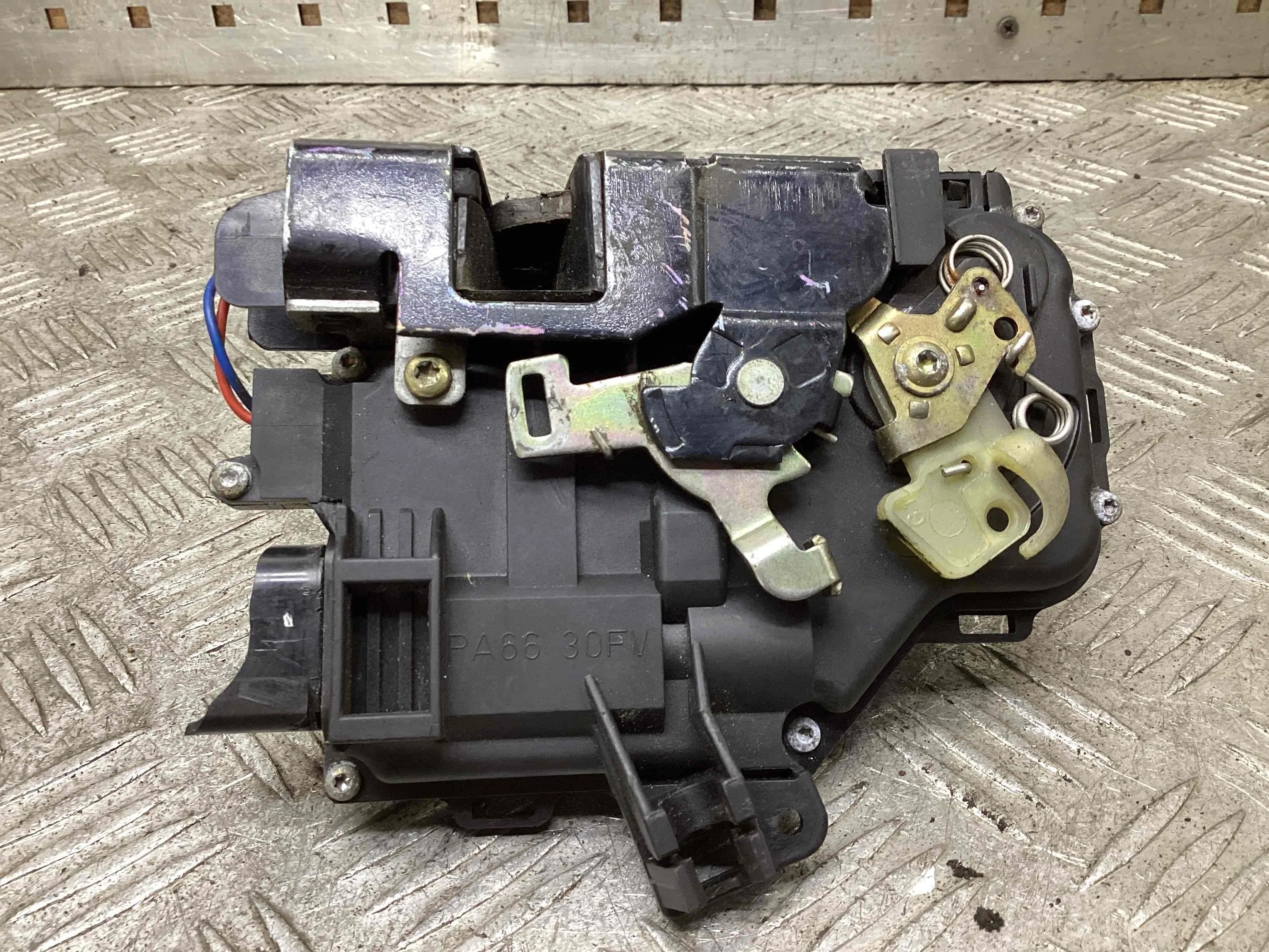 Замок двери передней левой Audi A4 A4 B6 (8EC, 8E5) 2000-2004 2001 1,9 TDi Дизель МКПП 6ст. Универсал.