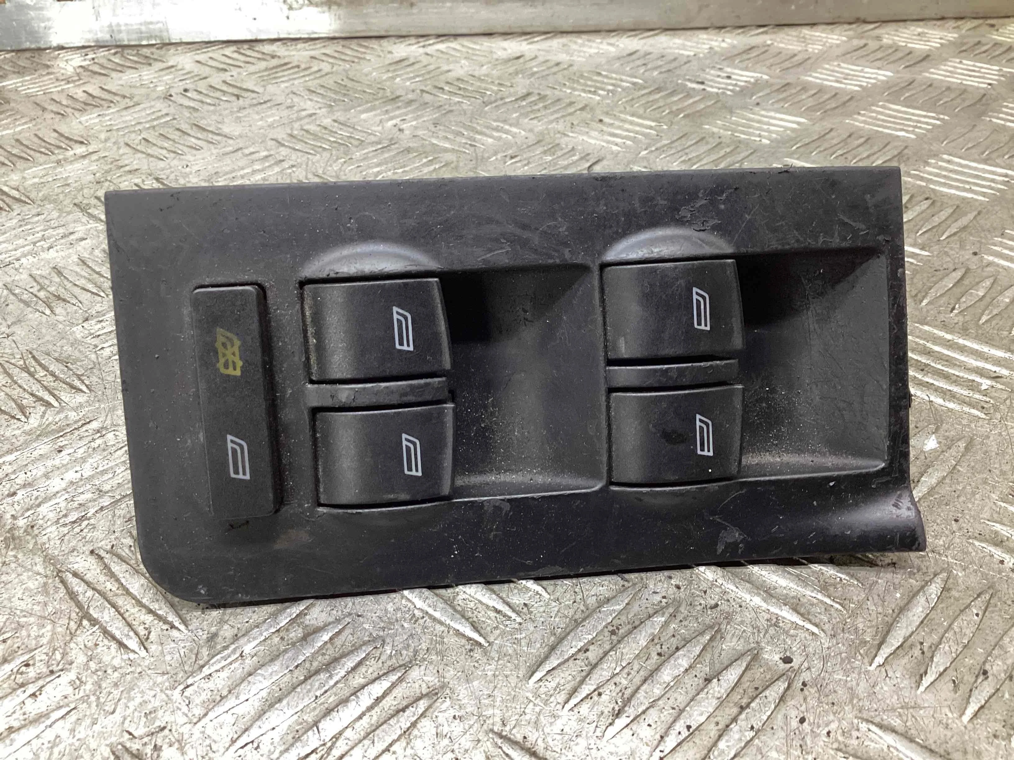 Блок управления стеклоподъемниками Audi A6 A6 C5 (4B) 2001-2004 рестайлинг 2001 2,4 i Бензин МКПП 5ст. Седан.