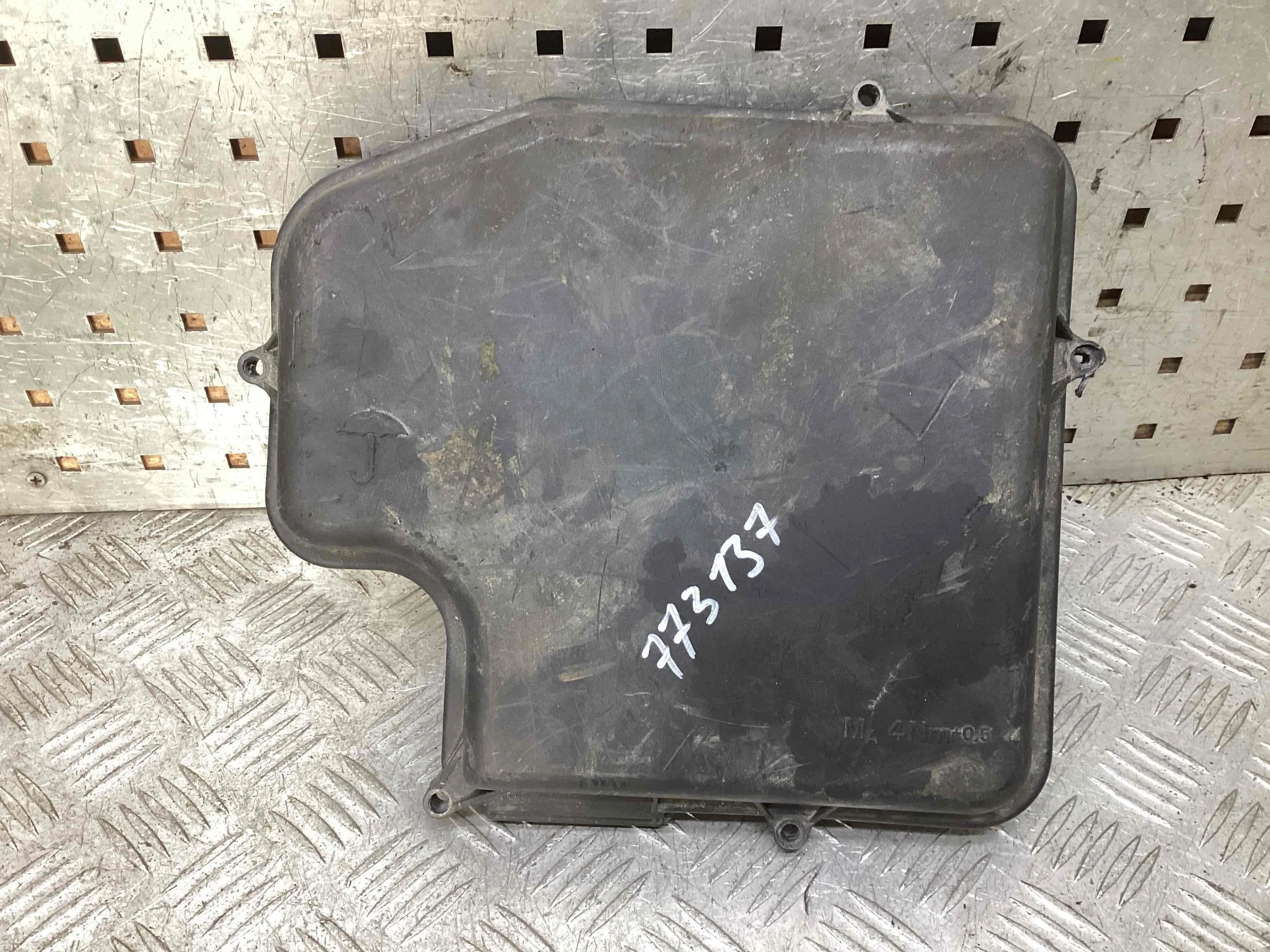 Крышка блока предохранителей Volkswagen Passat Passat B5+ (3B) 2000-2005 рестайлинг 2003 1,9 TDi Дизель МКПП 5ст. Универсал.
