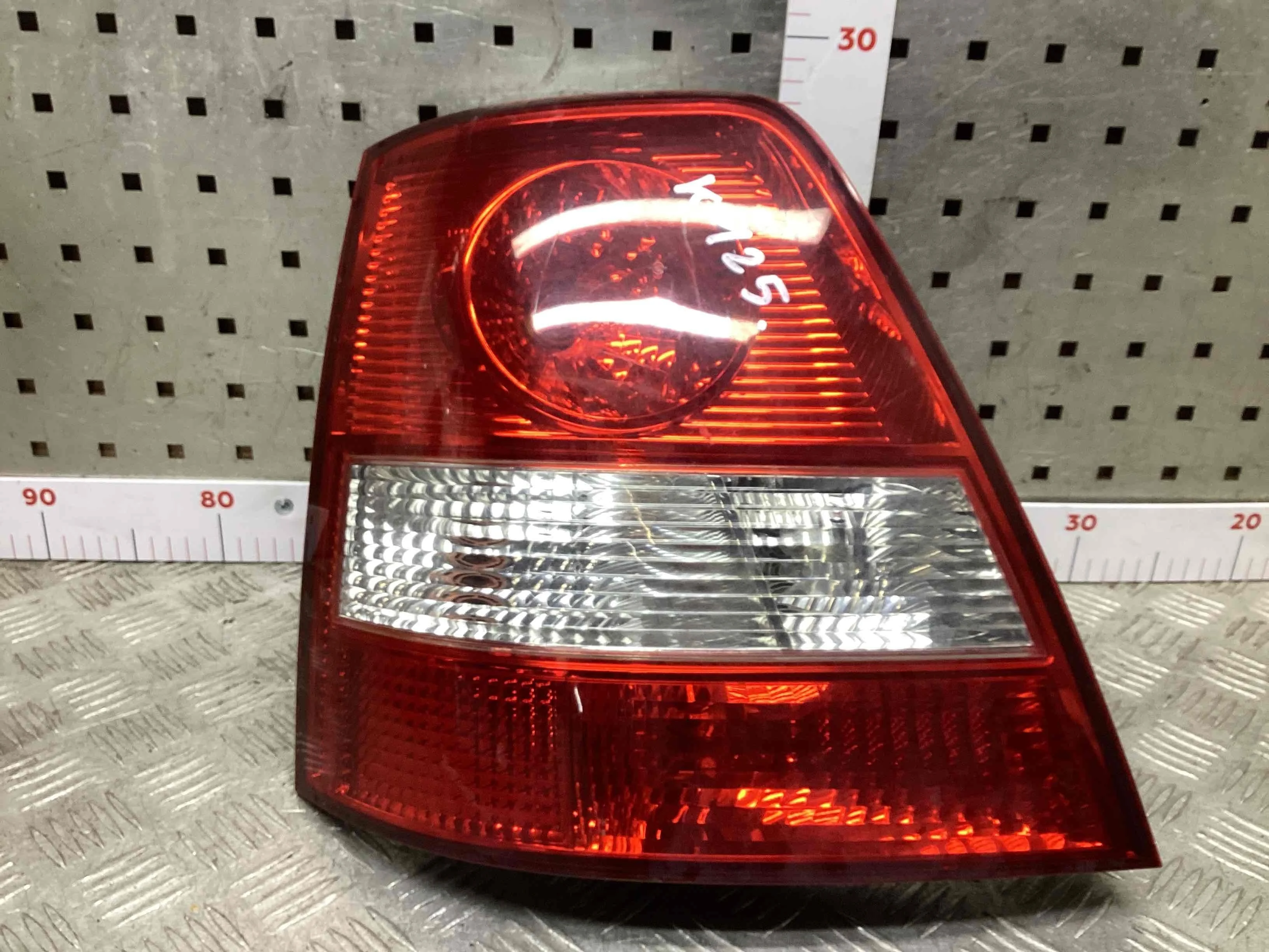 Фонарь задний левый Kia Sorento Sorento I (JC/BL) 2002-2006 2002 2,5 CRDi Дизель МКПП 5ст. Внедорожник.