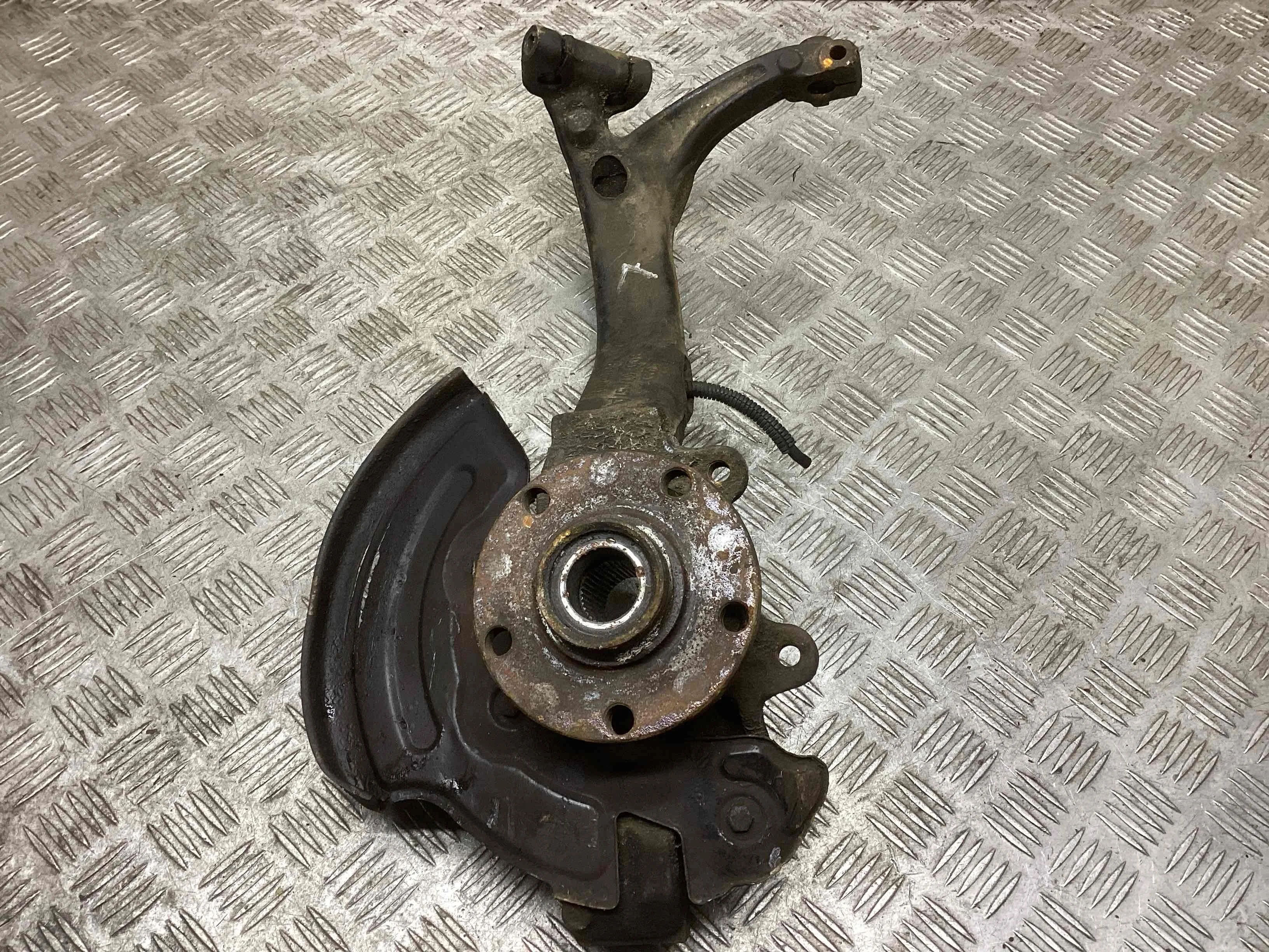 Кулак поворотный левый Audi A6 A6 C5 (4B) 1997-2001 2000 2,8 i Бензин АКПП Седан.