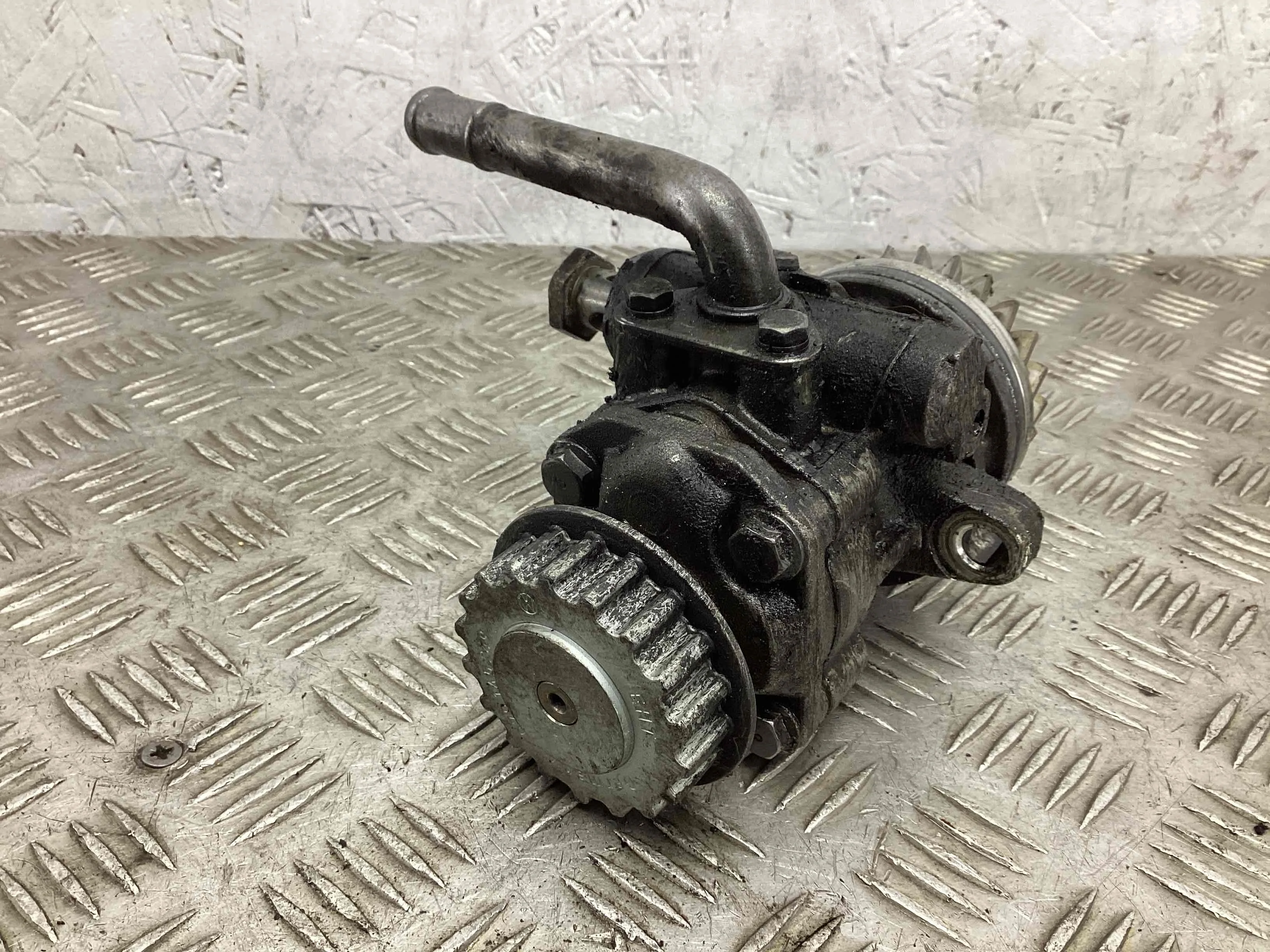 Насос гидроусилителя руля Volkswagen Touareg Touareg I (7L) 2002-2006 2006 2,5 TDi Дизель МКПП 6ст. Внедорожник.