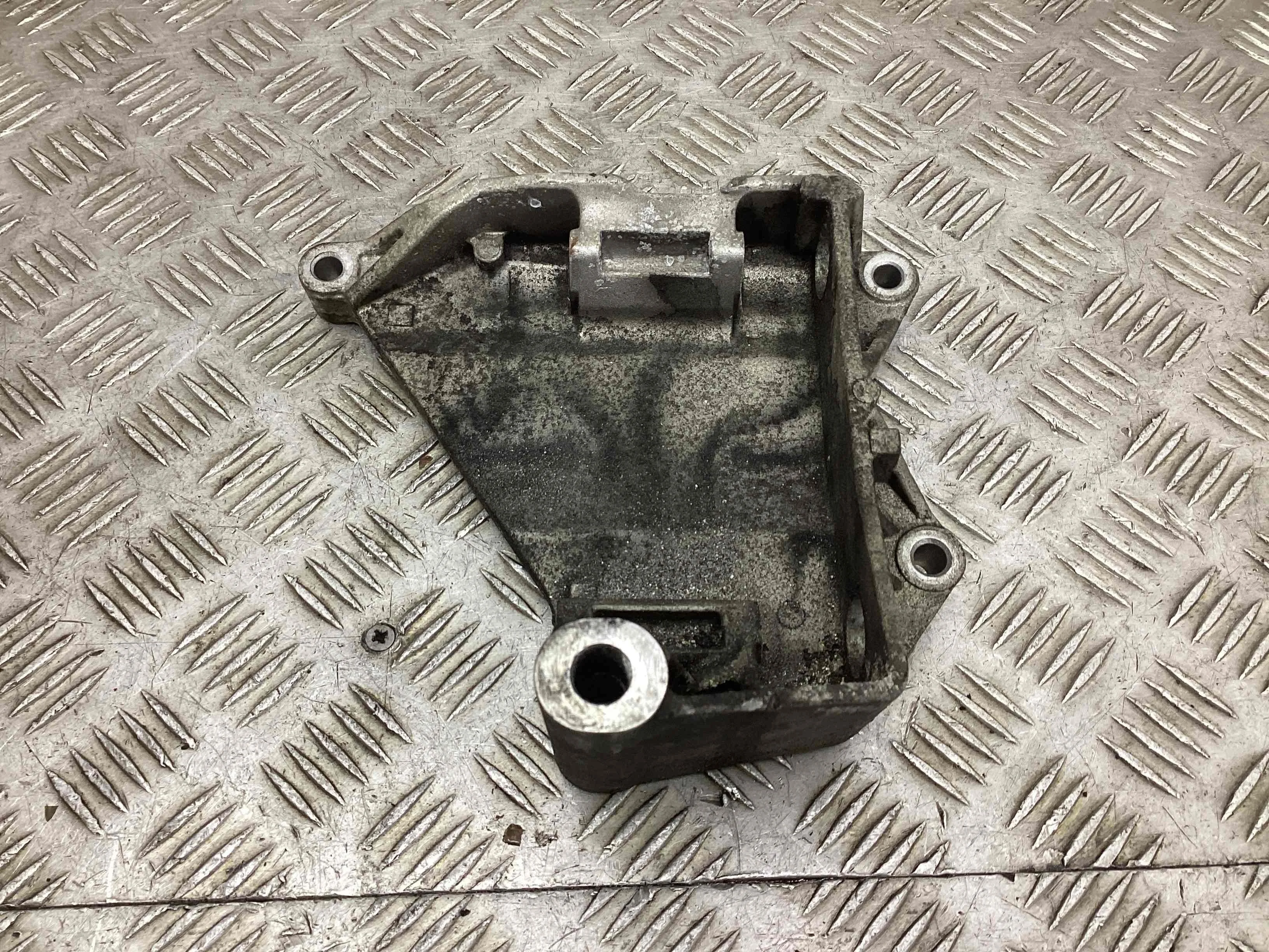 Кронштейн генератора Volkswagen Touareg Touareg I (7L) 2002-2006 2006 2,5 TDi Дизель МКПП 6ст. Внедорожник.