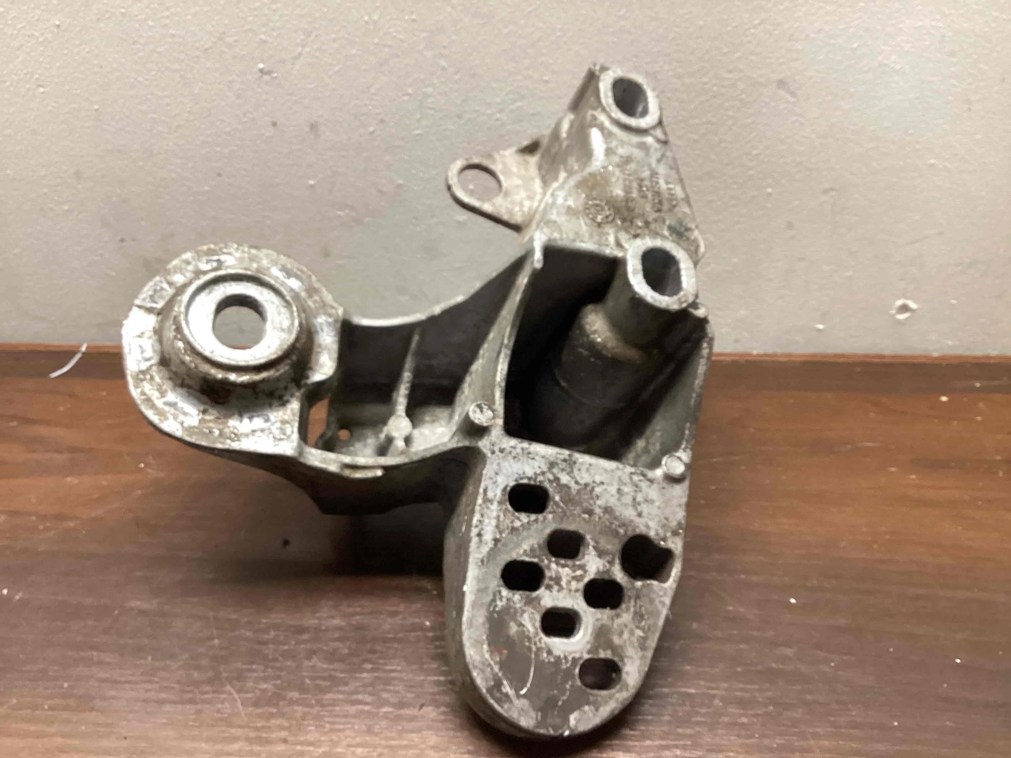 Кронштейн двигателя Audi A4 A4 B6 (8EC, 8E5) 2000-2004 2001 2,0 i Бензин Вариатор Седан.