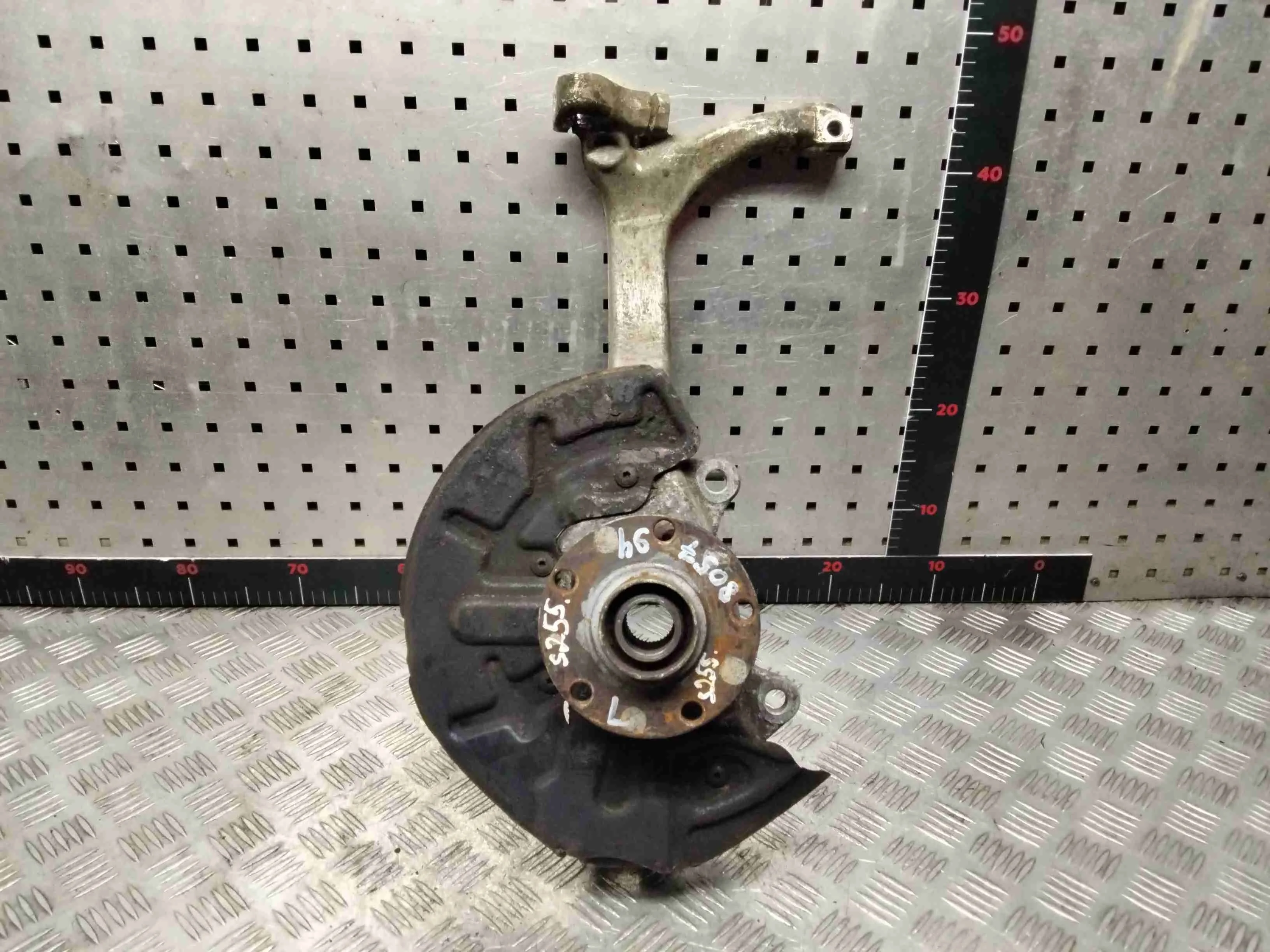 Кулак поворотный левый Audi A4 A4 B6 (8EC, 8E5) 2000-2004 2002 2,5 TDi Дизель АКПП Универсал.