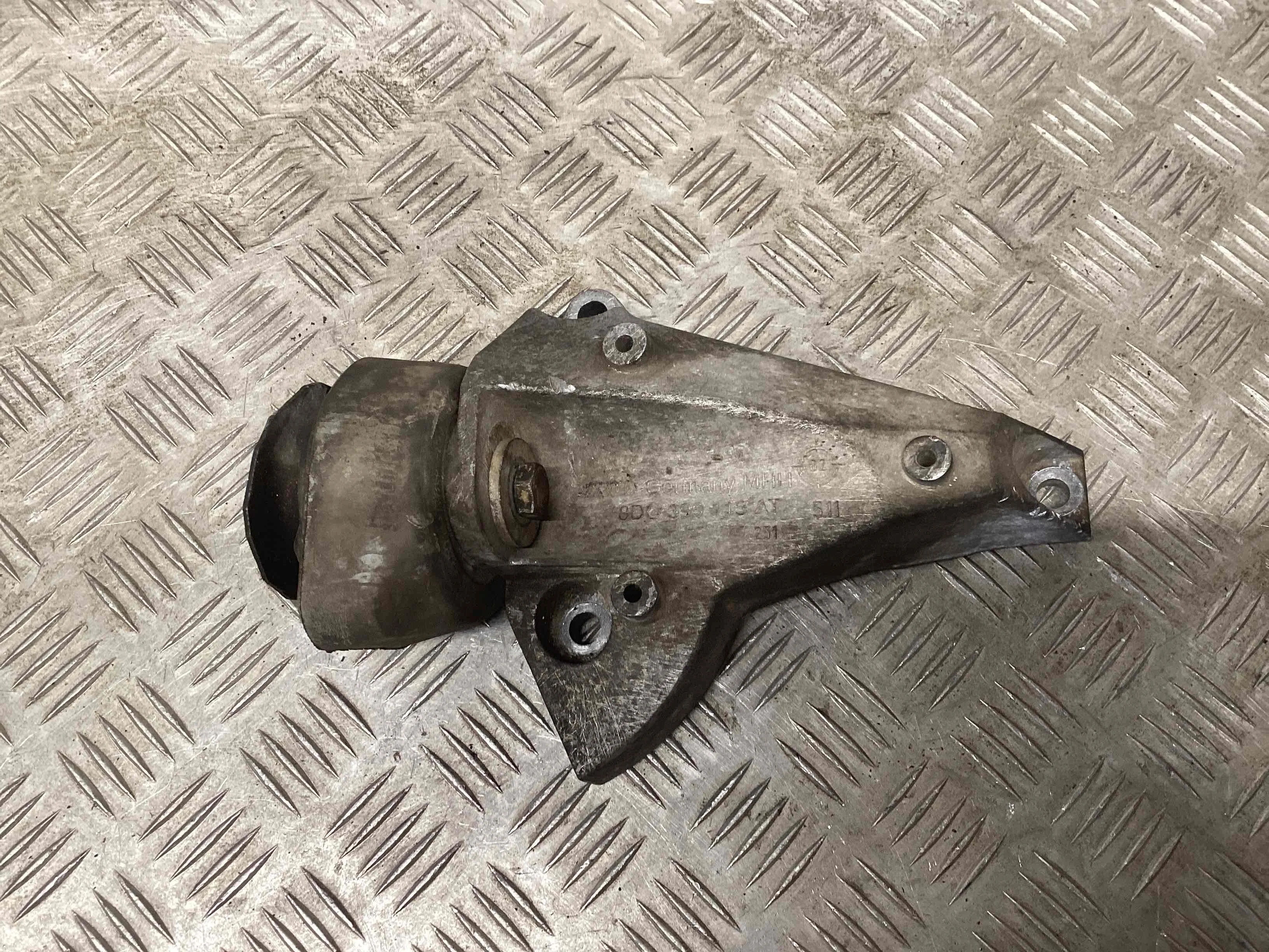 Кронштейн КПП Volkswagen Passat Passat B5+ (3B) 2000-2005 рестайлинг 2004 1,9 TDi Дизель АКПП Универсал.