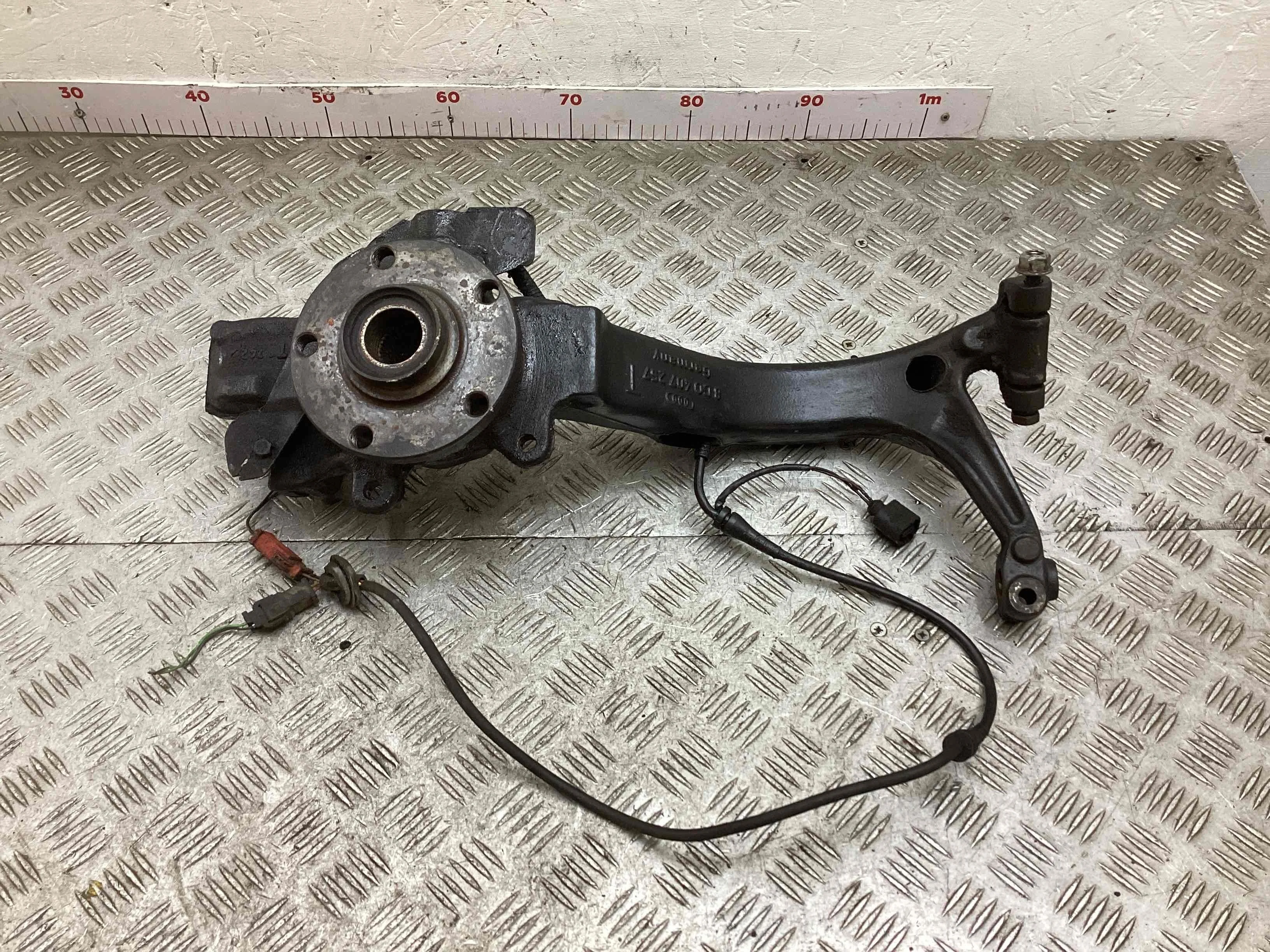 Кулак поворотный левый Audi A6 A6 C5 (4B) 1997-2001 1998 2,4 i Бензин МКПП 5ст. Универсал.