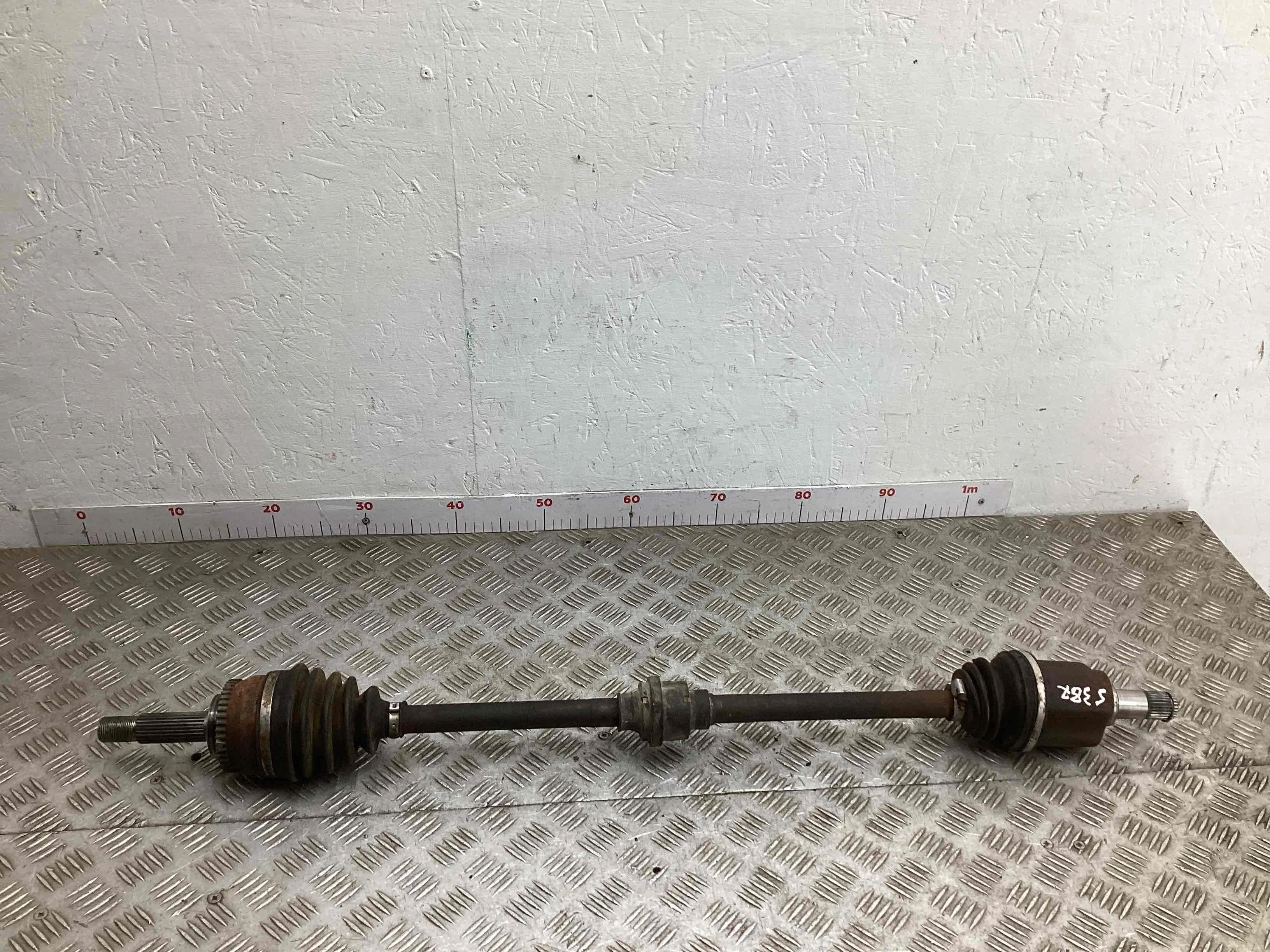 Полуось передняя правая (приводной вал, ШРУС) Mitsubishi Carisma Carisma (DA) 1995-2004 1999 1,8 i Бензин МКПП 5ст. Лифтбек.