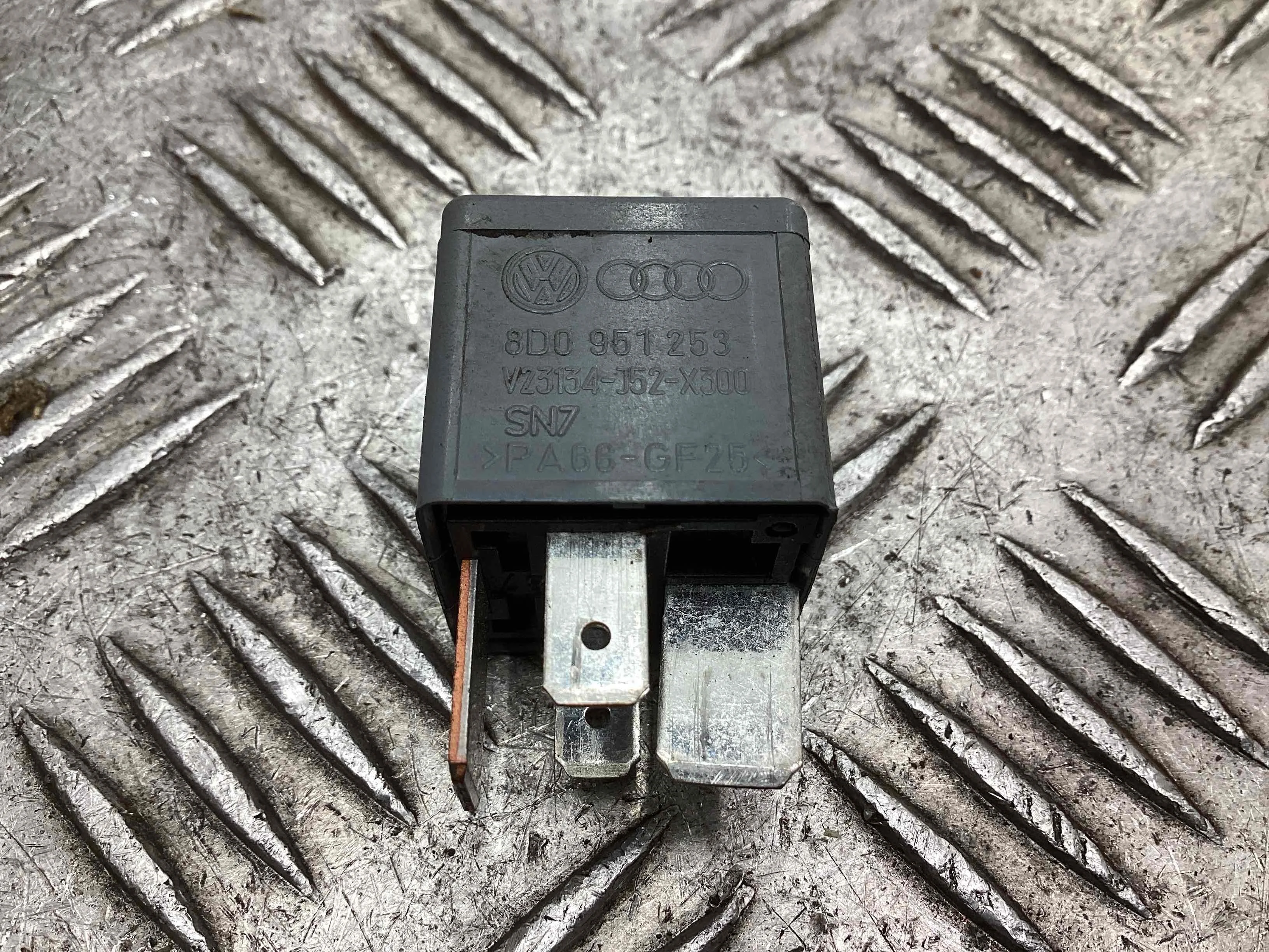 Реле (прочие) Audi A6 A6 C5 (4B) 1997-2001 1998 1,9 TDi Дизель МКПП Седан.