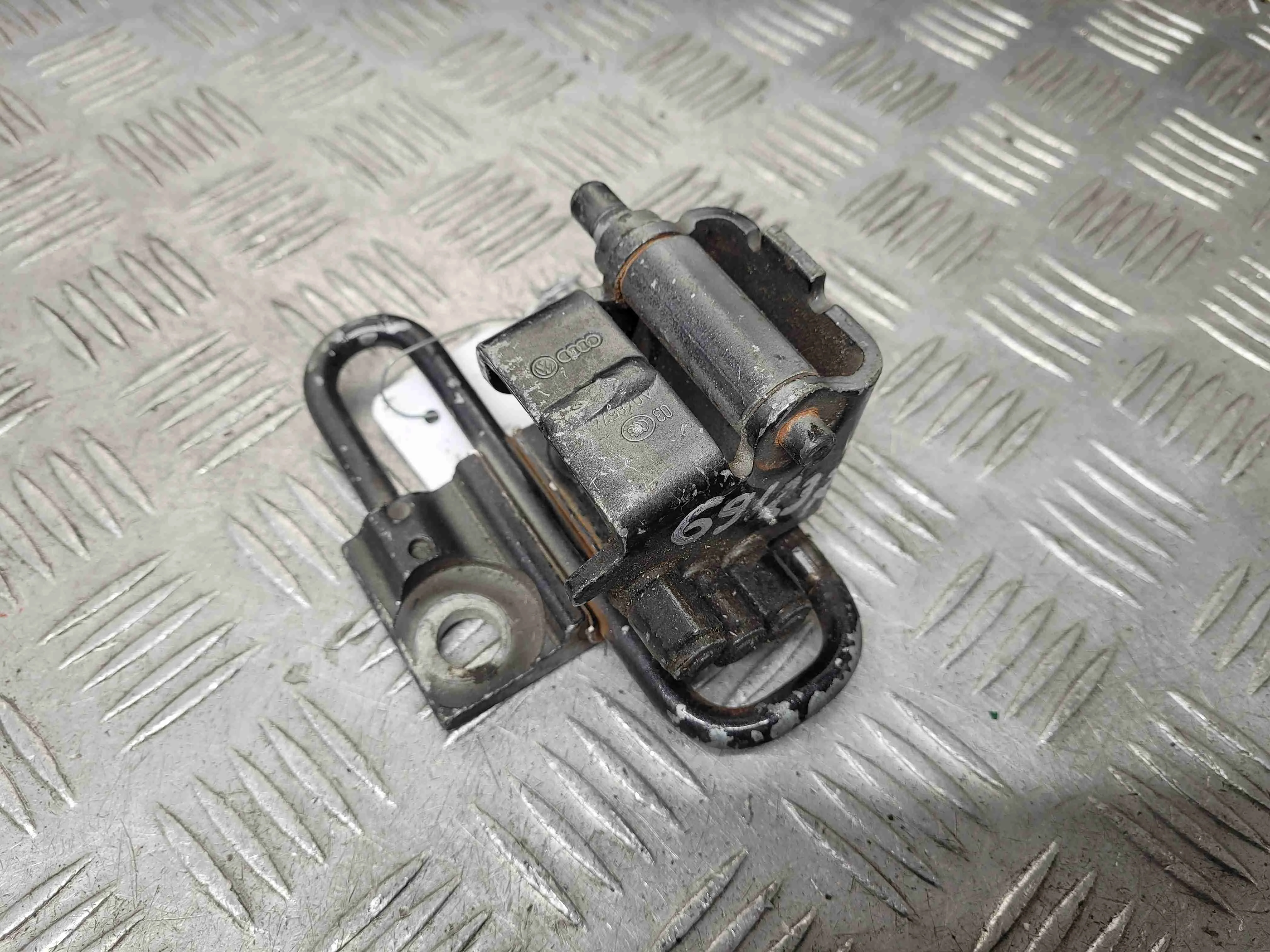 Петля двери передней левой Audi A6 A6 C6 (4F) 2004-2008 2007 2,0 TDi Дизель МКПП Седан.