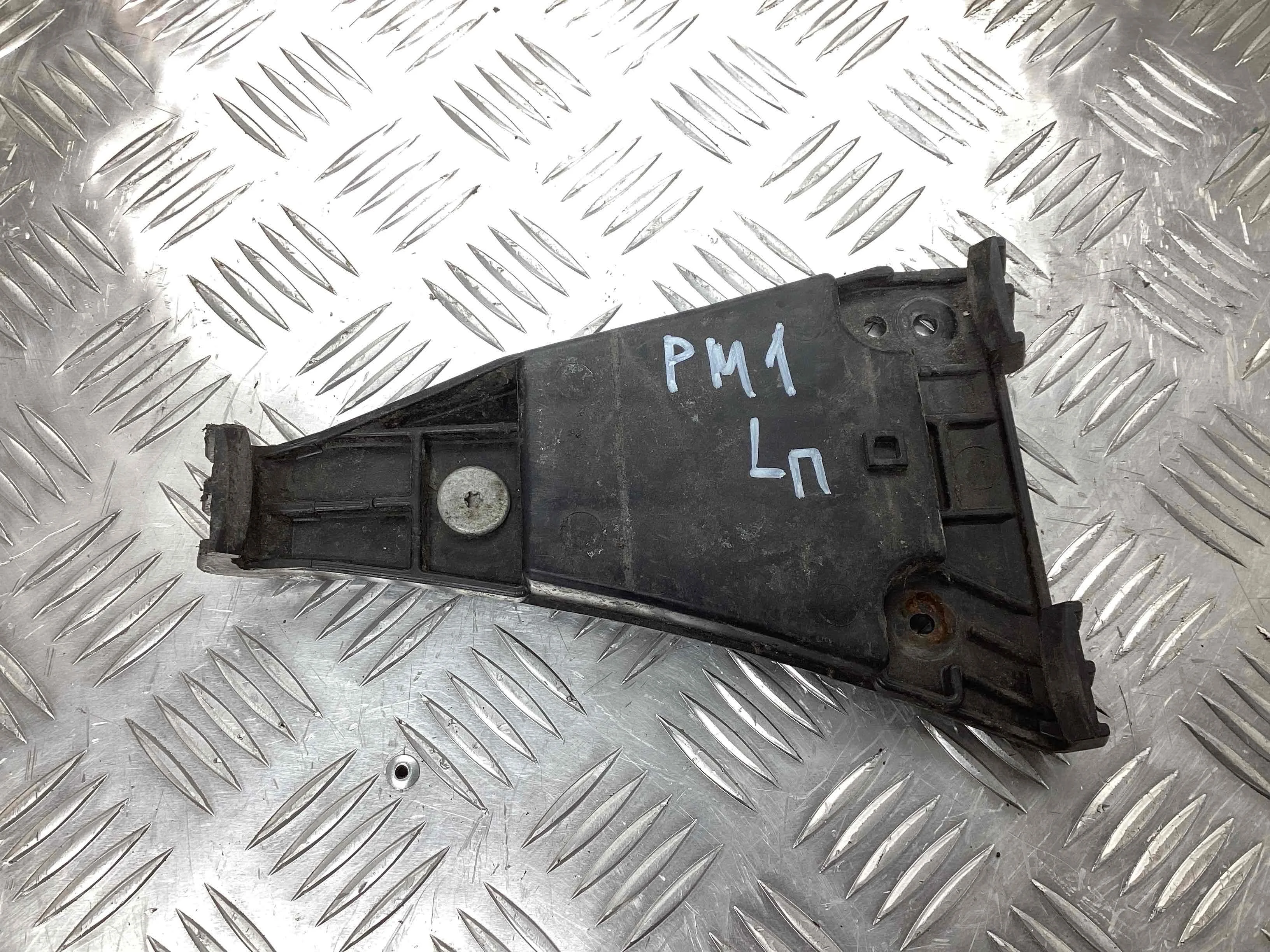 Кронштейн крепления бампера переднего Audi A4 A4 B5 (8D) 1994-1999 1996 1,8 i Бензин АКПП Седан.