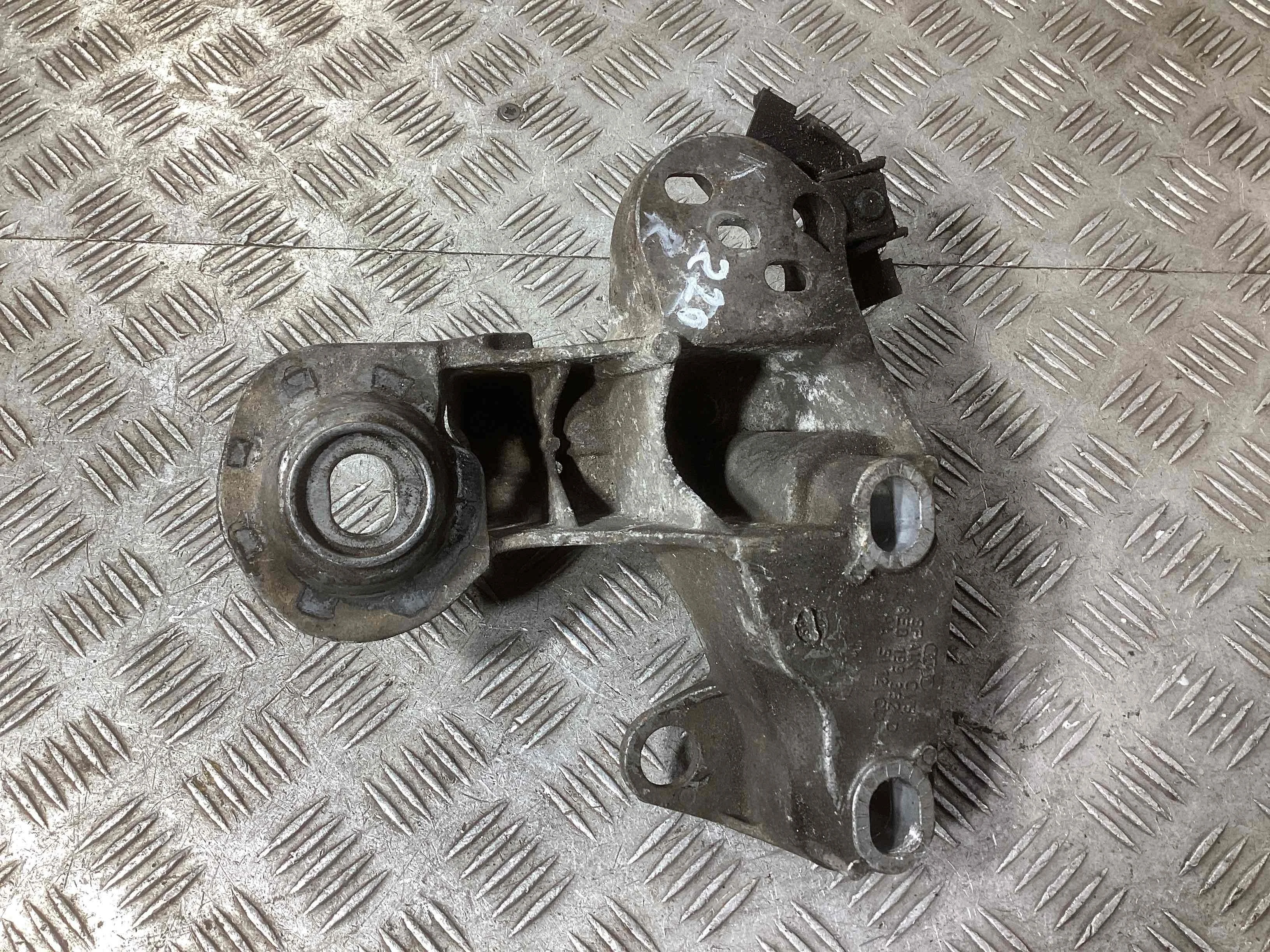 Кронштейн стабилизатора Audi A4 A4 B6 (8EC, 8E5) 2000-2004 2003 2,5 TDi Дизель АКПП Универсал.