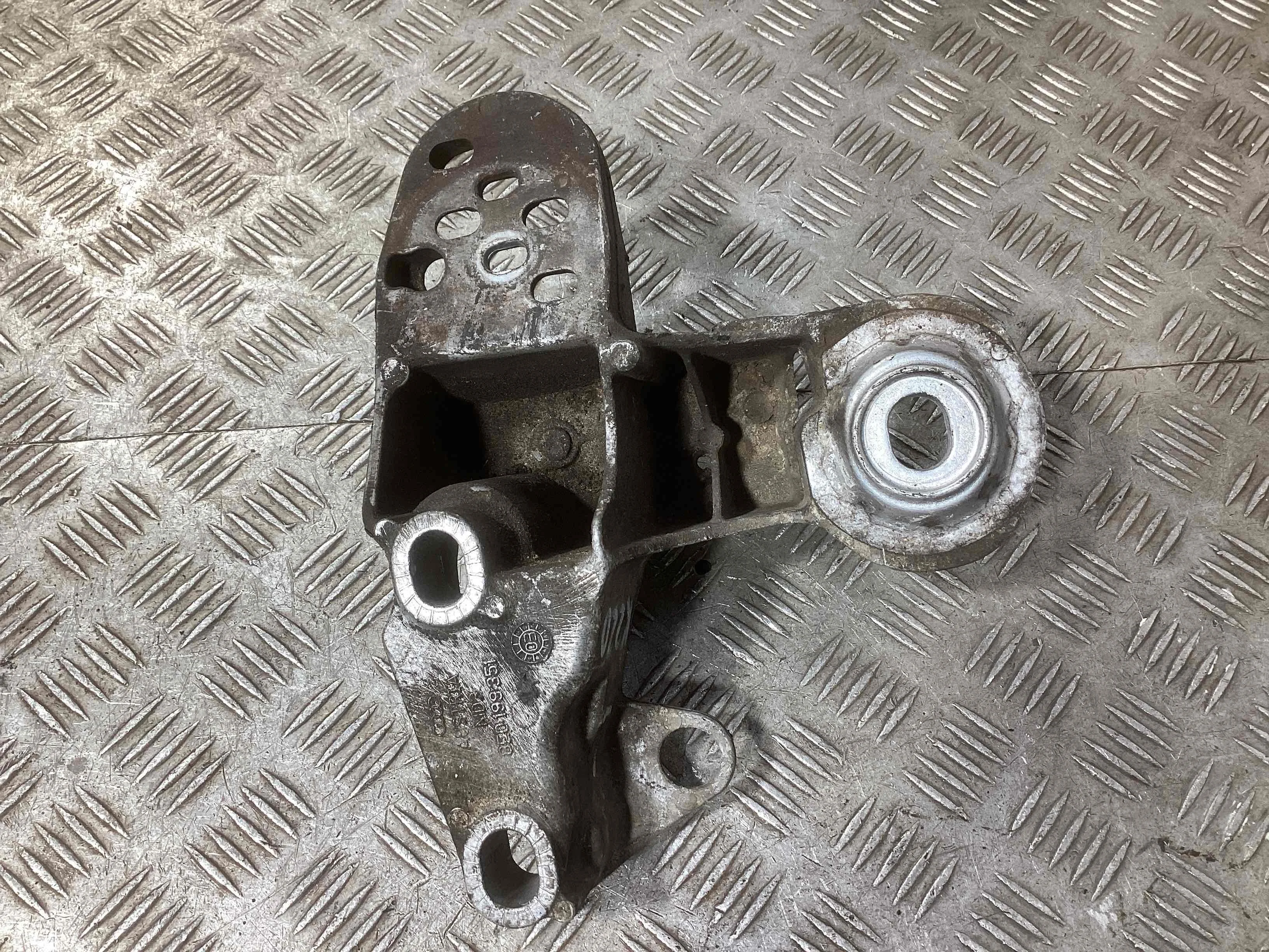 Кронштейн стабилизатора Audi A4 A4 B6 (8EC, 8E5) 2000-2004 2003 2,5 TDi Дизель АКПП Универсал.