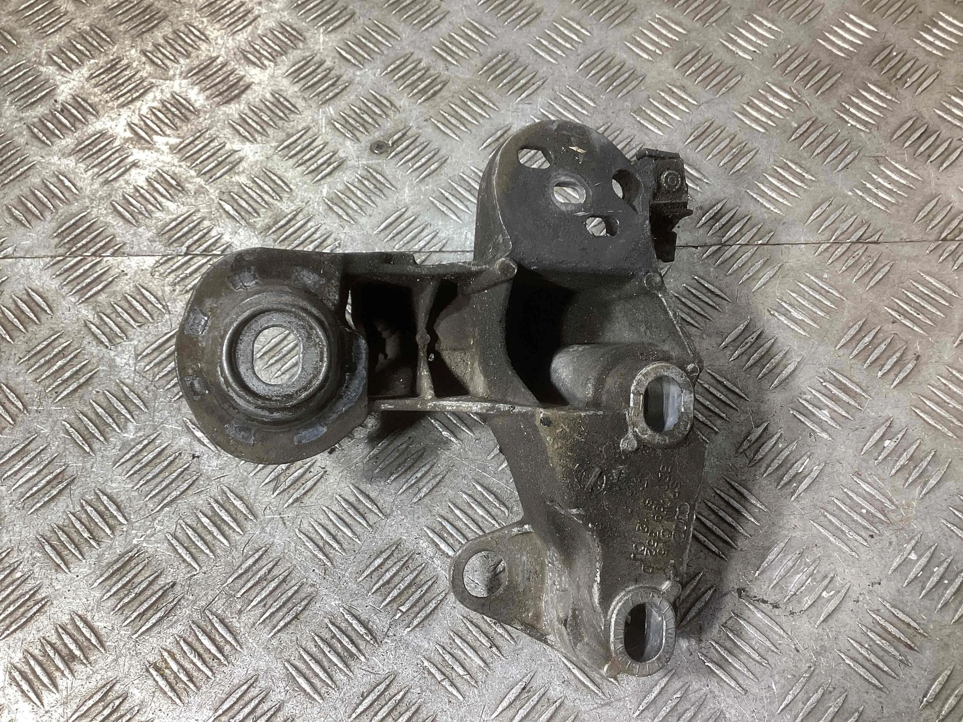 Кронштейн стабилизатора Audi A4 A4 B6 (8EC, 8E5) 2000-2004 2003 2,5 TDi Дизель АКПП Универсал.
