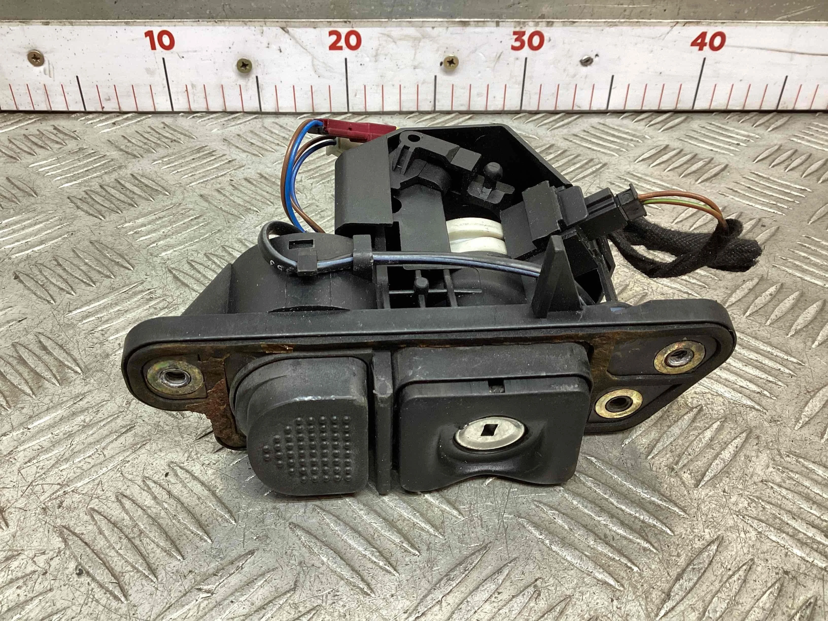 Кнопка открытия багажника Mercedes S (W220) 1998-2002  2000 5,0 i Бензин АКПП Седан.