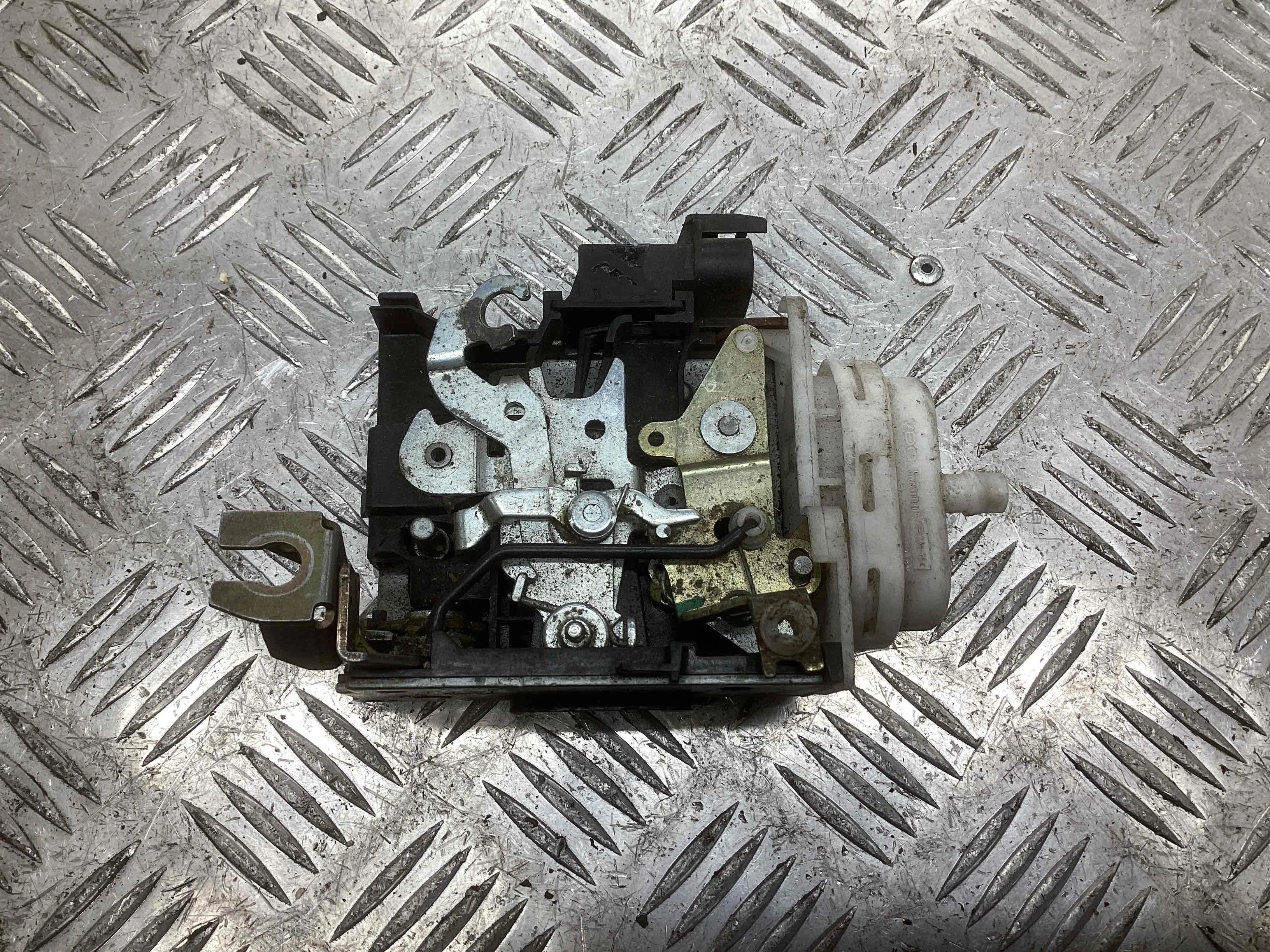 Замок двери передней правой Audi 80 80 B4 (8C) 1991-1995 1993 2,0 i Бензин МКПП Седан.