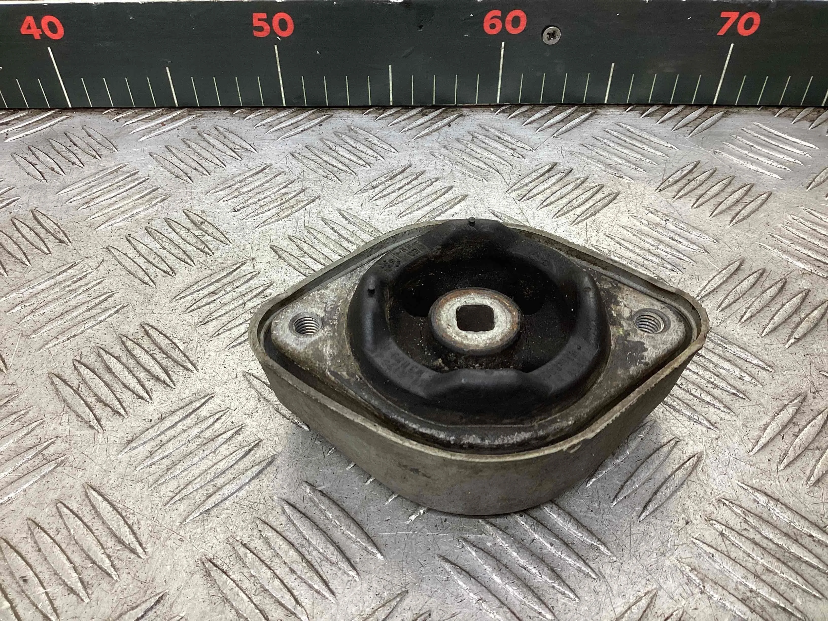 Подушка крепления КПП Audi A4 A4 B5 (8D) 1994-1999 1998 1,9 TDi Дизель МКПП Универсал.