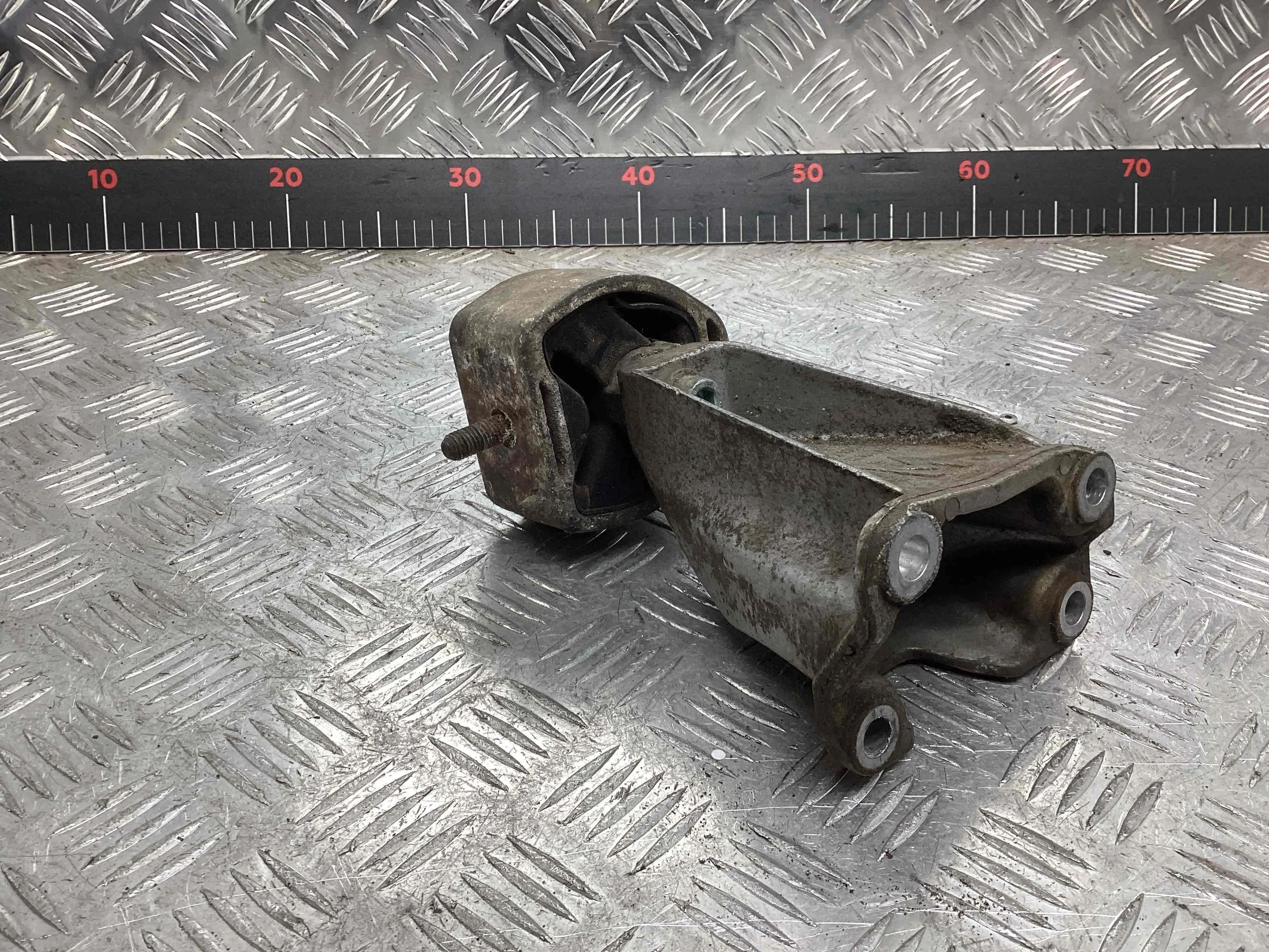Кронштейн КПП Volkswagen Passat Passat B5 (3B) 1996-2000 1999 1,6 i Бензин МКПП 5ст. Седан.