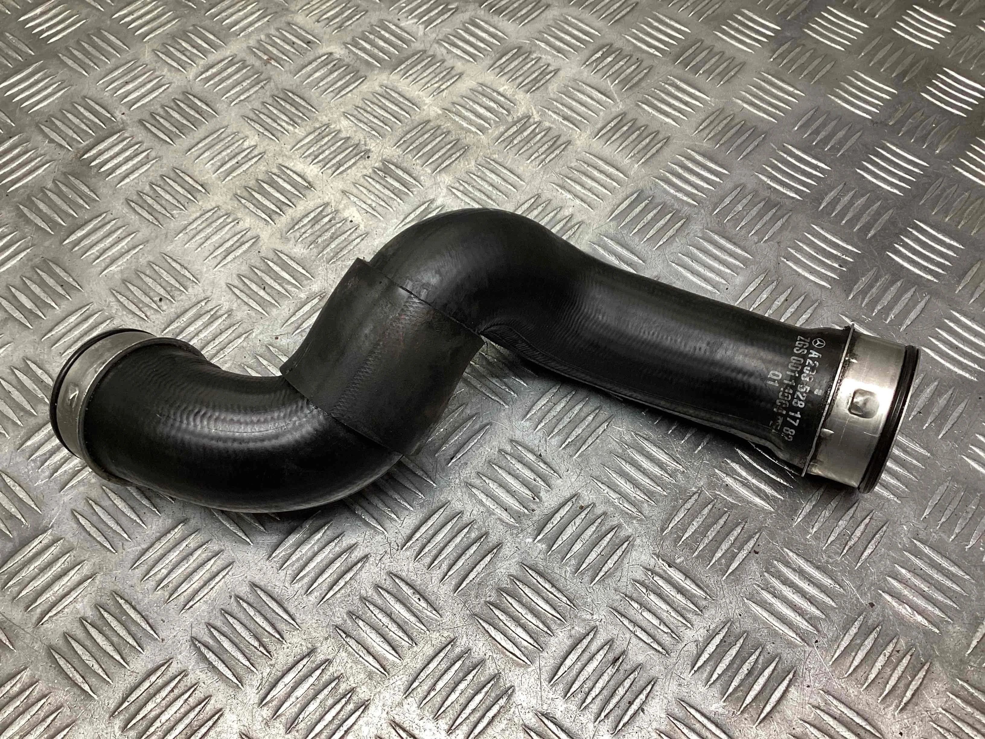 Патрубок интеркулера Mercedes C (W203) 2000-2004  2002 2,2 CDi Дизель МКПП 6ст. Универсал.