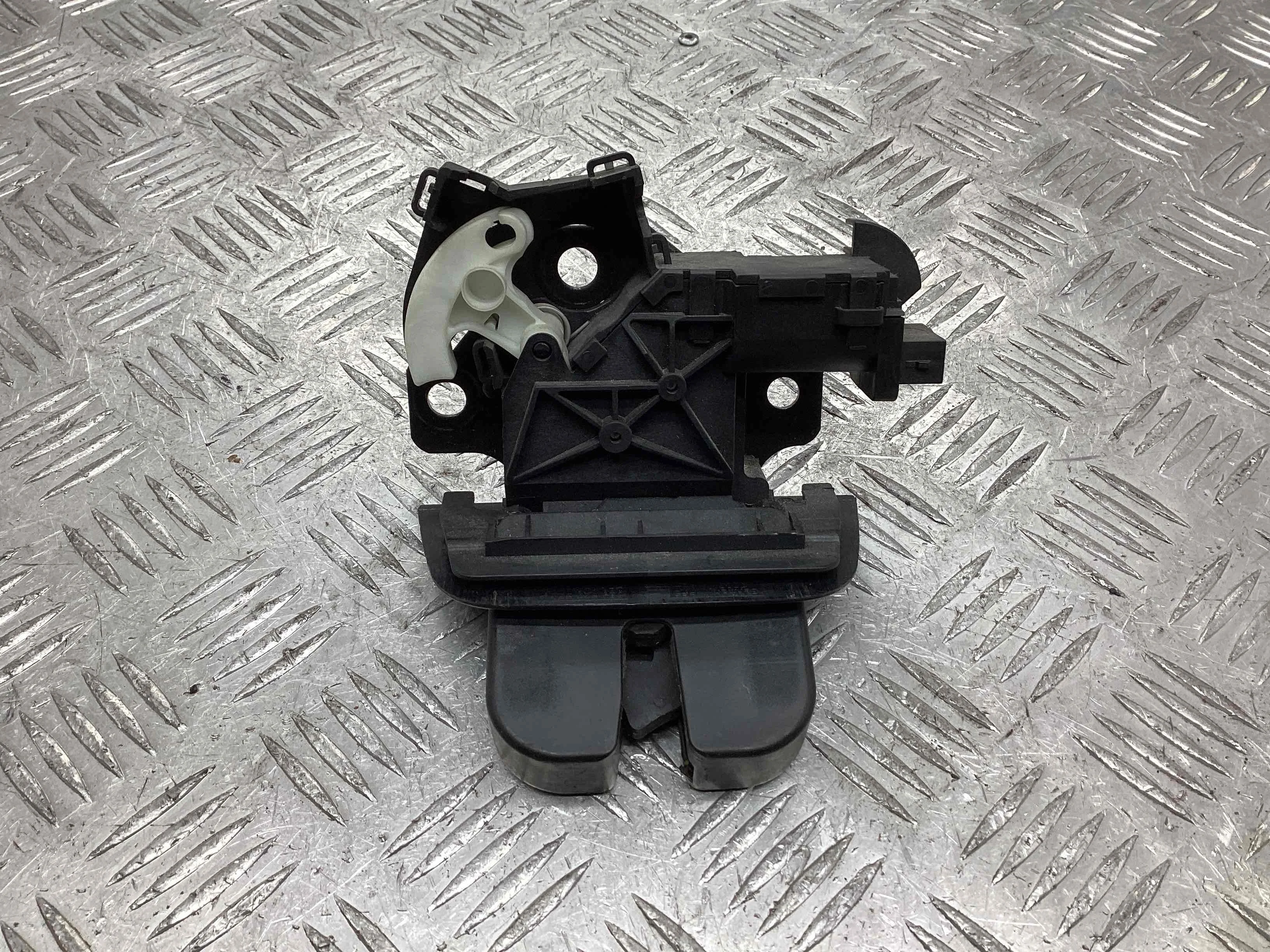 Замок багажника Audi A4 A4 B7 (8EC, 8ED) 2004-2008 2006 2,0 i Бензин МКПП Универсал.