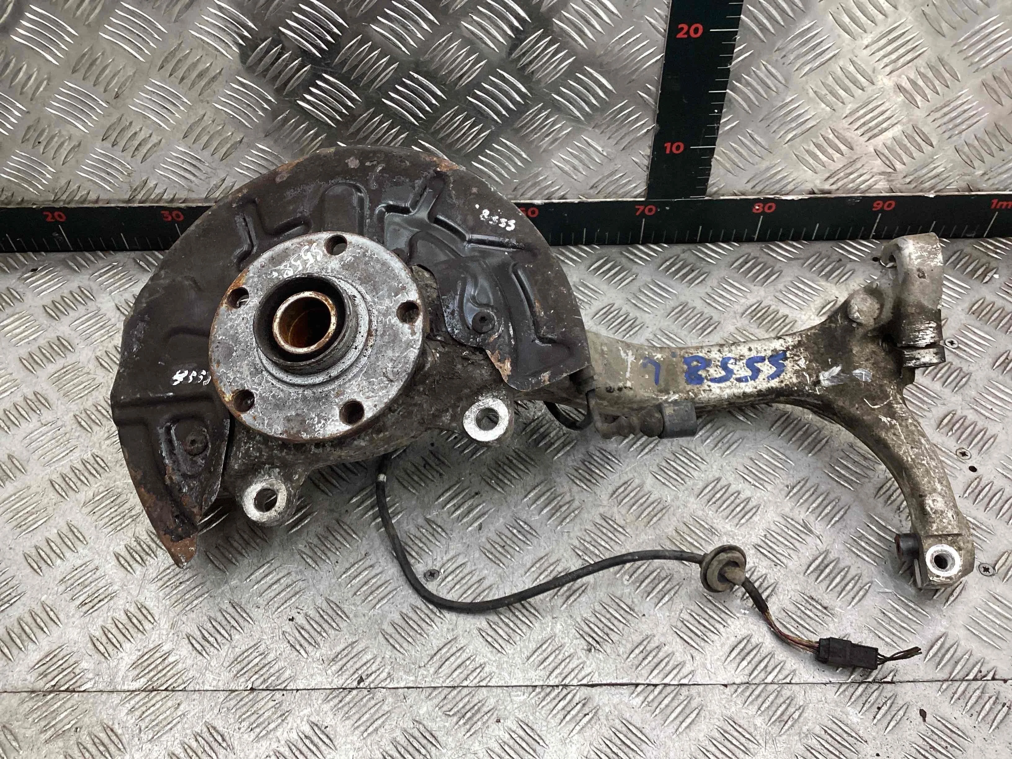 Кулак поворотный левый Audi A4 A4 B6 (8EC, 8E5) 2000-2004 2003 2,5 TDi Дизель МКПП 6ст. Универсал.