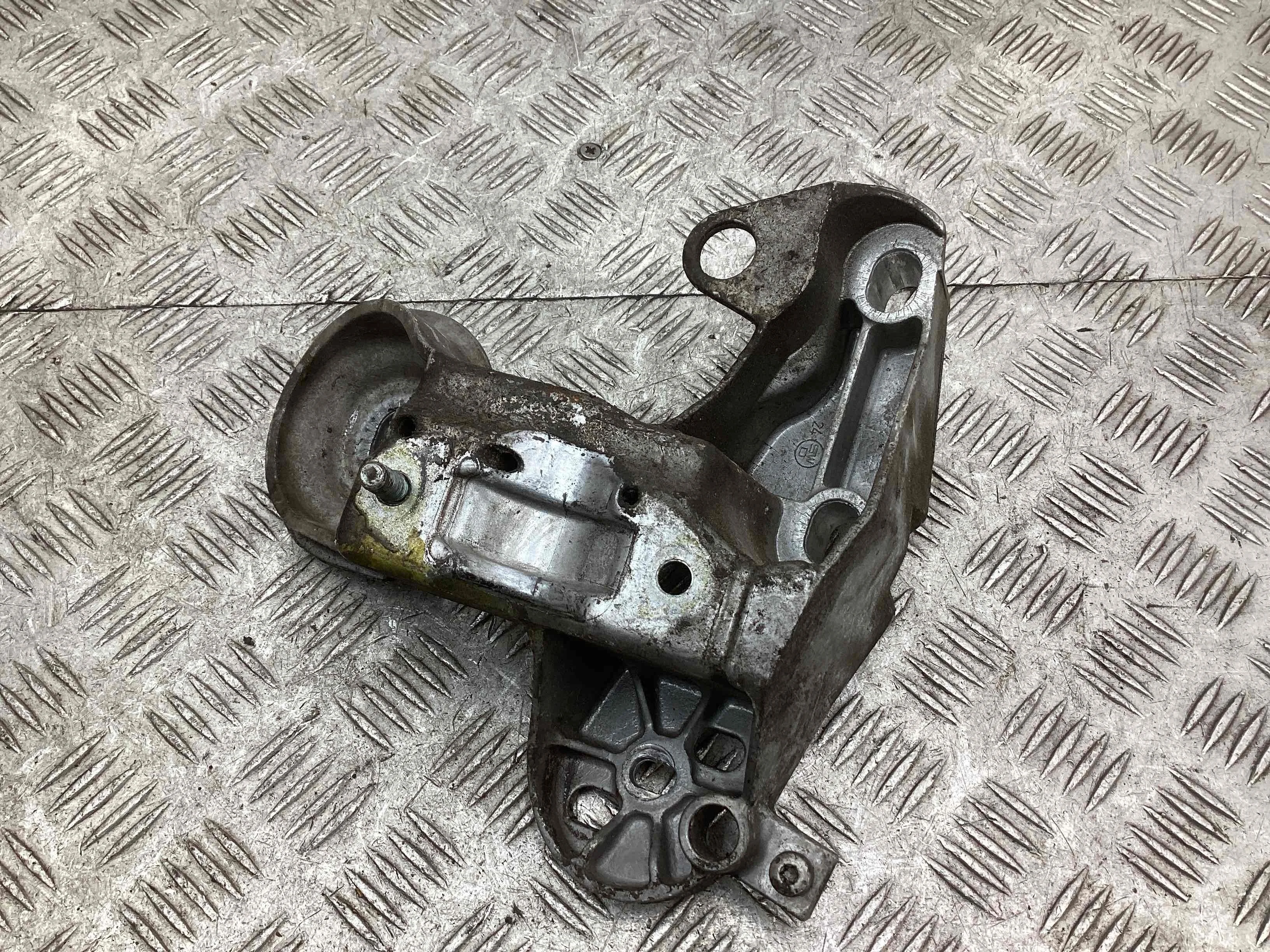 Кронштейн стабилизатора Audi A4 A4 B6 (8EC, 8E5) 2000-2004 2001 3,0 i Бензин Вариатор Седан.