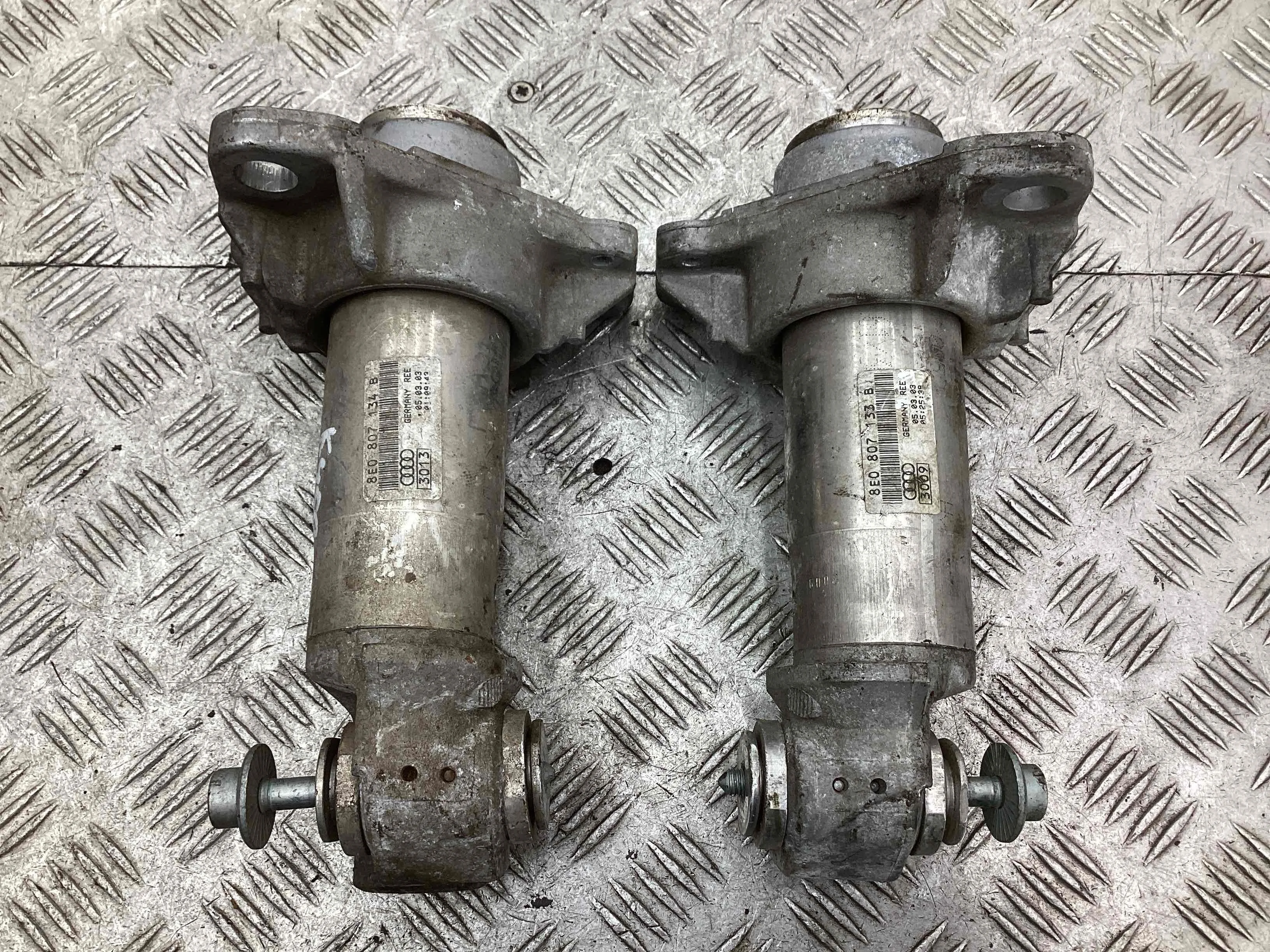 Кронштейн крепления бампера переднего Audi A4 A4 B6 (8EC, 8E5) 2000-2004 2003 1,6 i Бензин МКПП 5ст. Седан.
