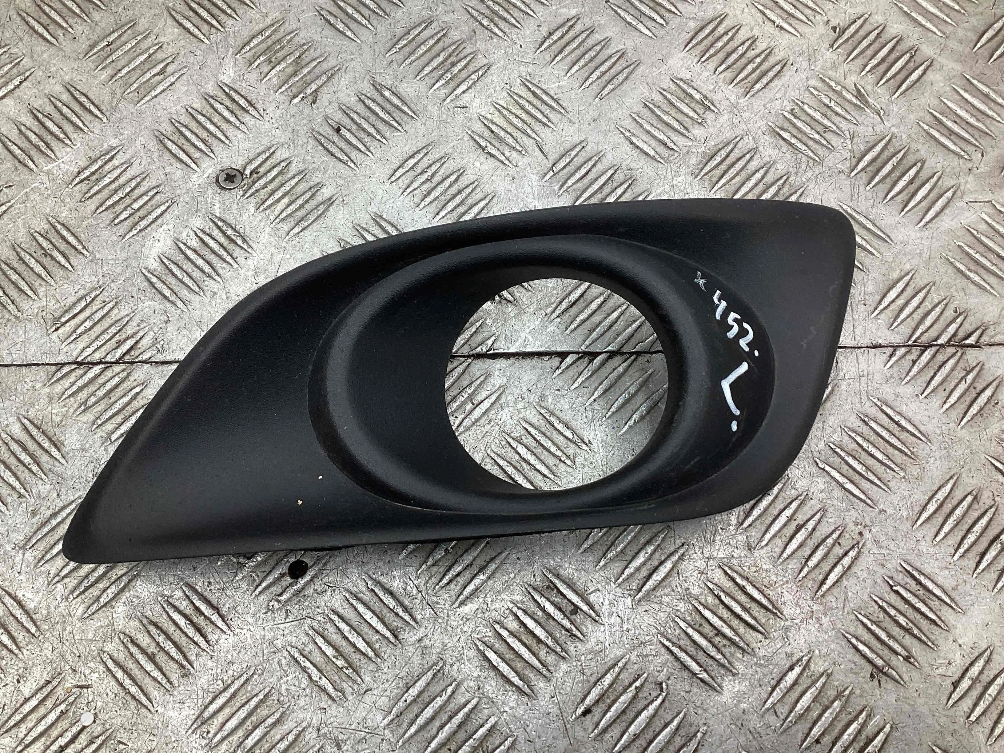 Рамка фары противотуманной левой Toyota Avensis Avensis II (T250) 2003-2008 2007 2,0 D-4D Дизель МКПП 6ст. Универсал.