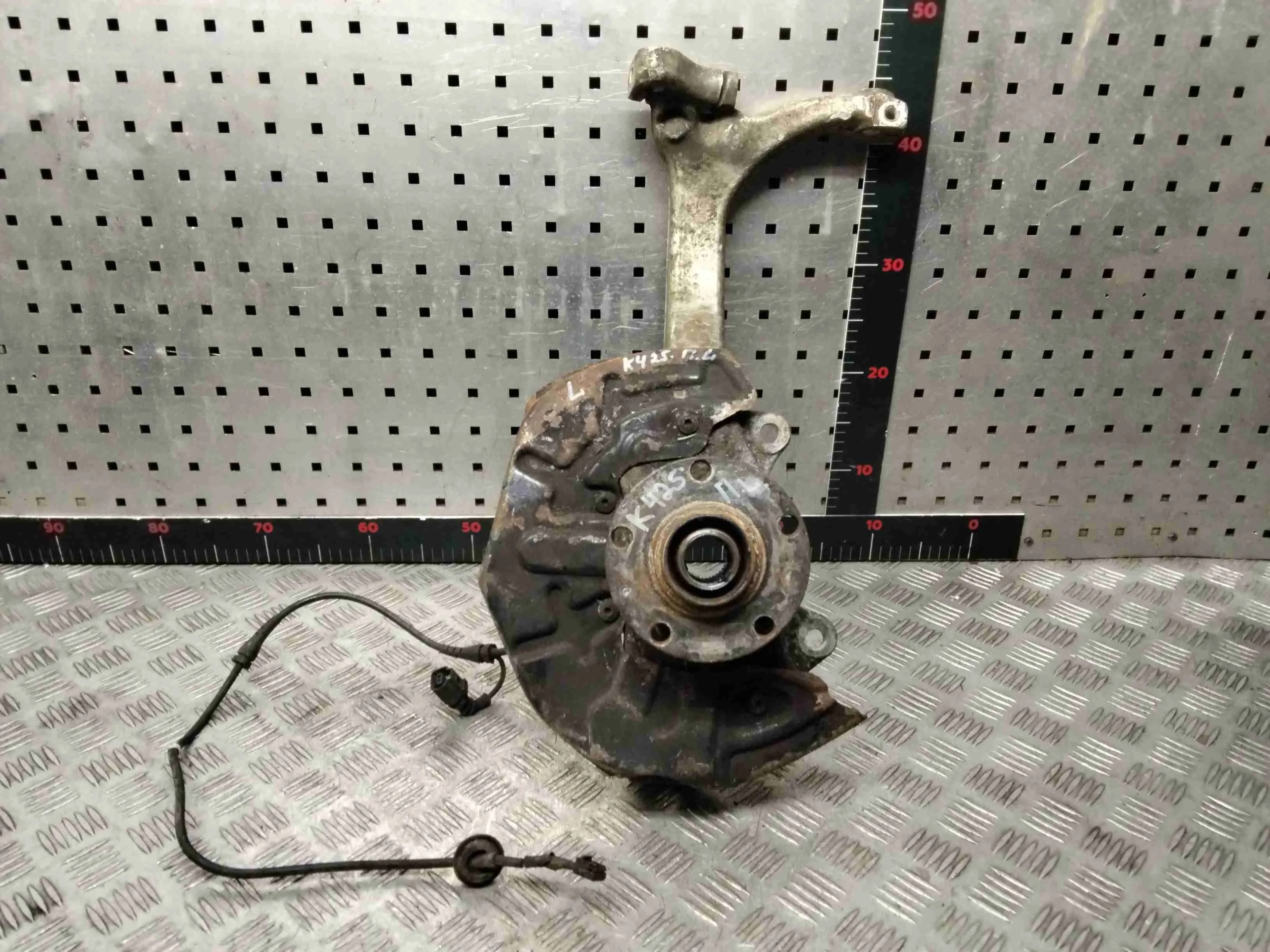 Кулак поворотный левый Audi A4 A4 B6 (8EC, 8E5) 2000-2004 2004 2,5 TDi Дизель МКПП 6ст. Универсал.