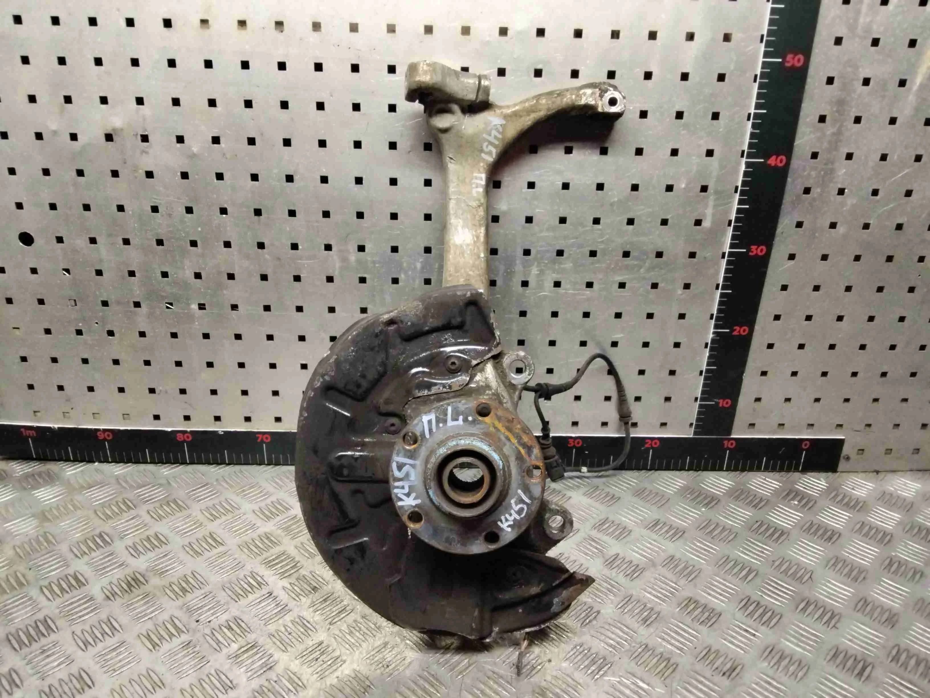 Кулак поворотный левый Audi A4 A4 B6 (8EC, 8E5) 2000-2004 2001 3,0 i Бензин Вариатор Седан.