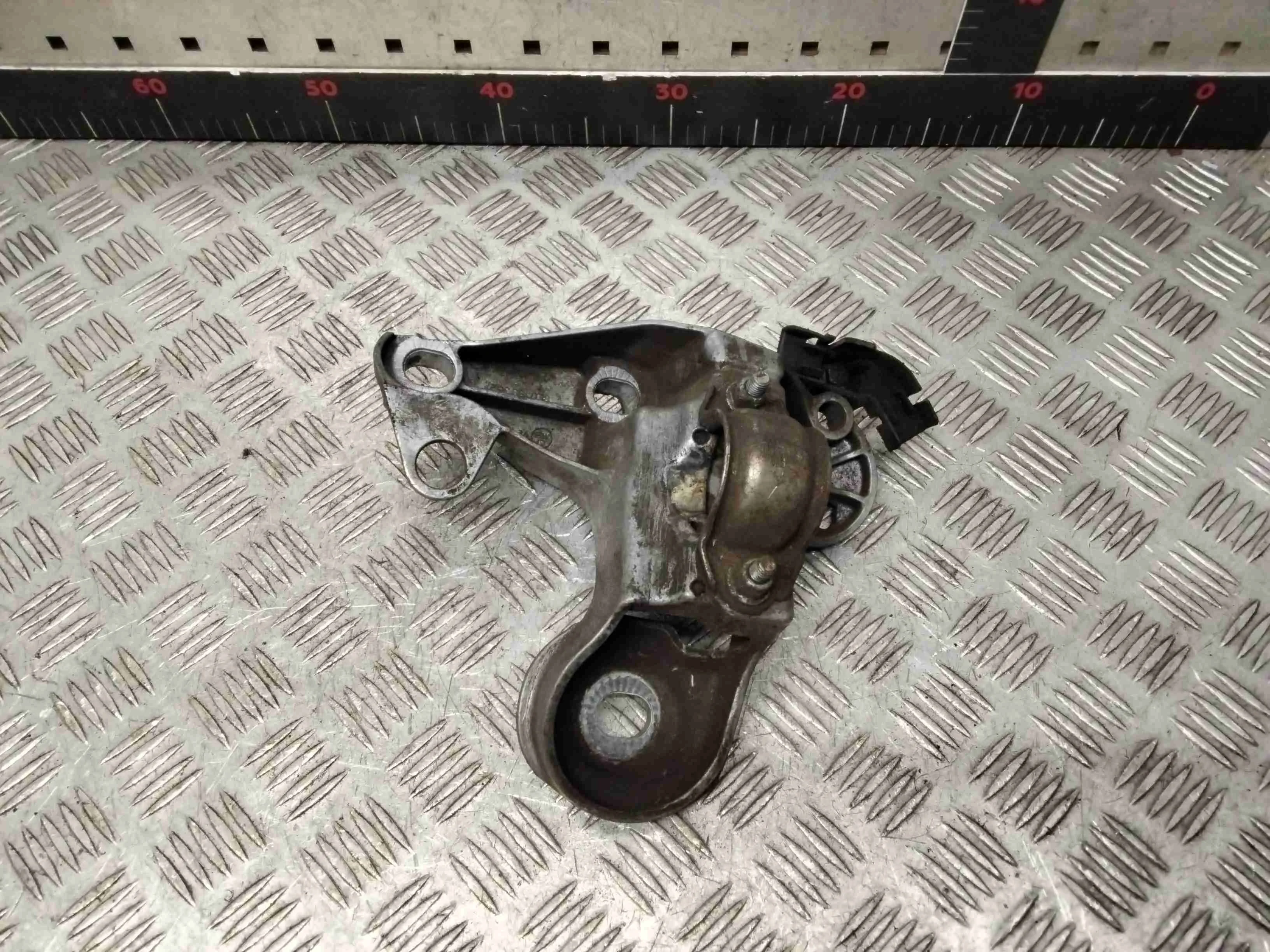 Кронштейн стабилизатора Audi A4 A4 B6 (8EC, 8E5) 2000-2004 2003 2,5 TDi Дизель МКПП 6ст. Универсал.