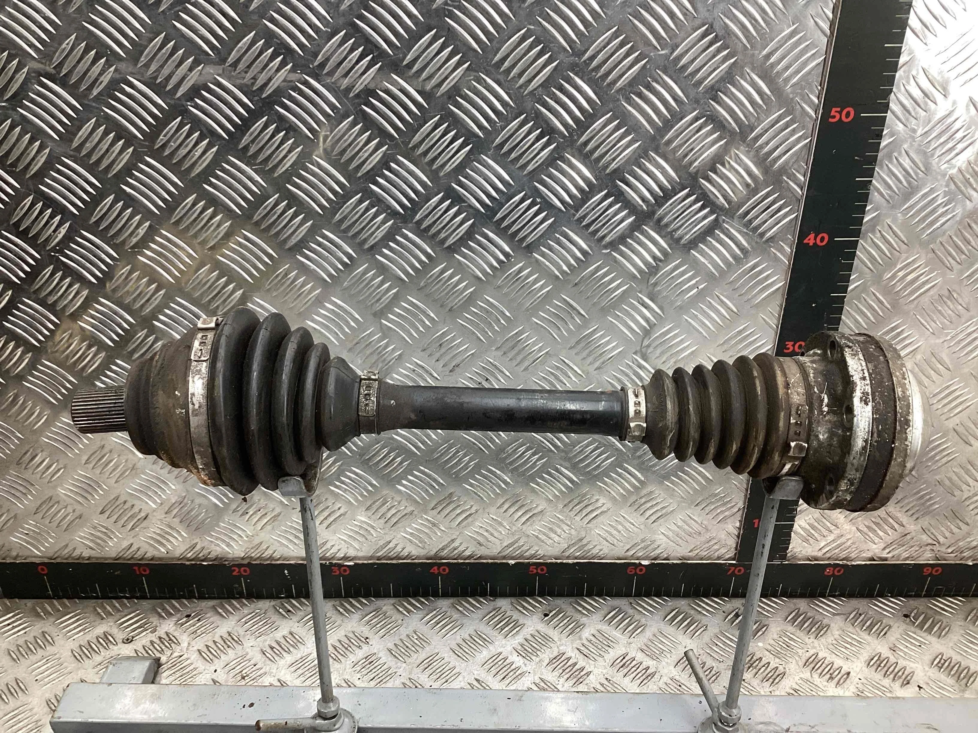 Полуось передняя левая (приводной вал, ШРУС) Volkswagen Passat Passat B6 (3C) 2005-2010 2006 2,0 TDi Дизель МКПП 6ст. Универсал.
