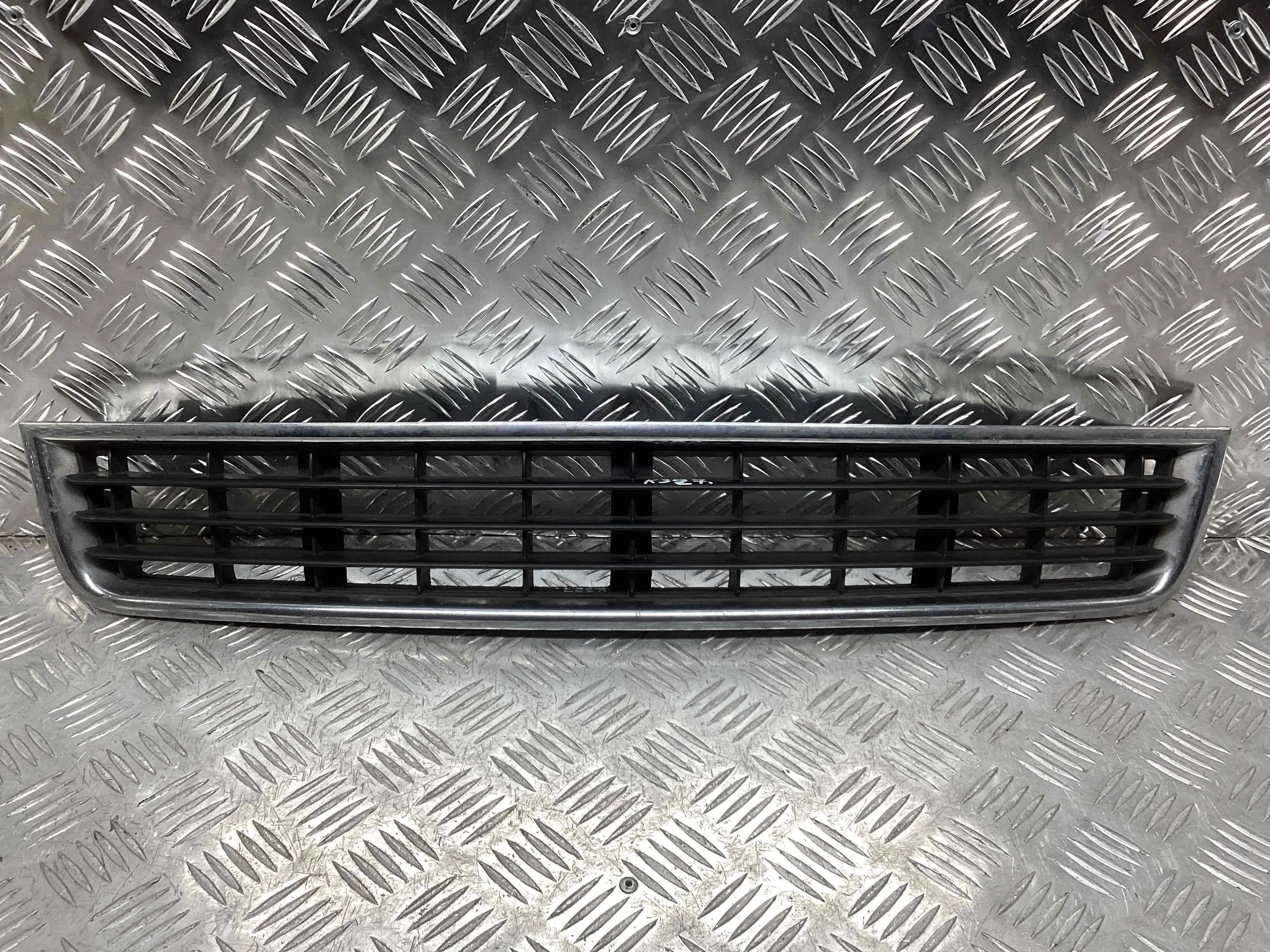 Решетка радиатора Audi A4 A4 B6 (8EC, 8E5) 2000-2004 2004 2,5 TDi Дизель АКПП Универсал.