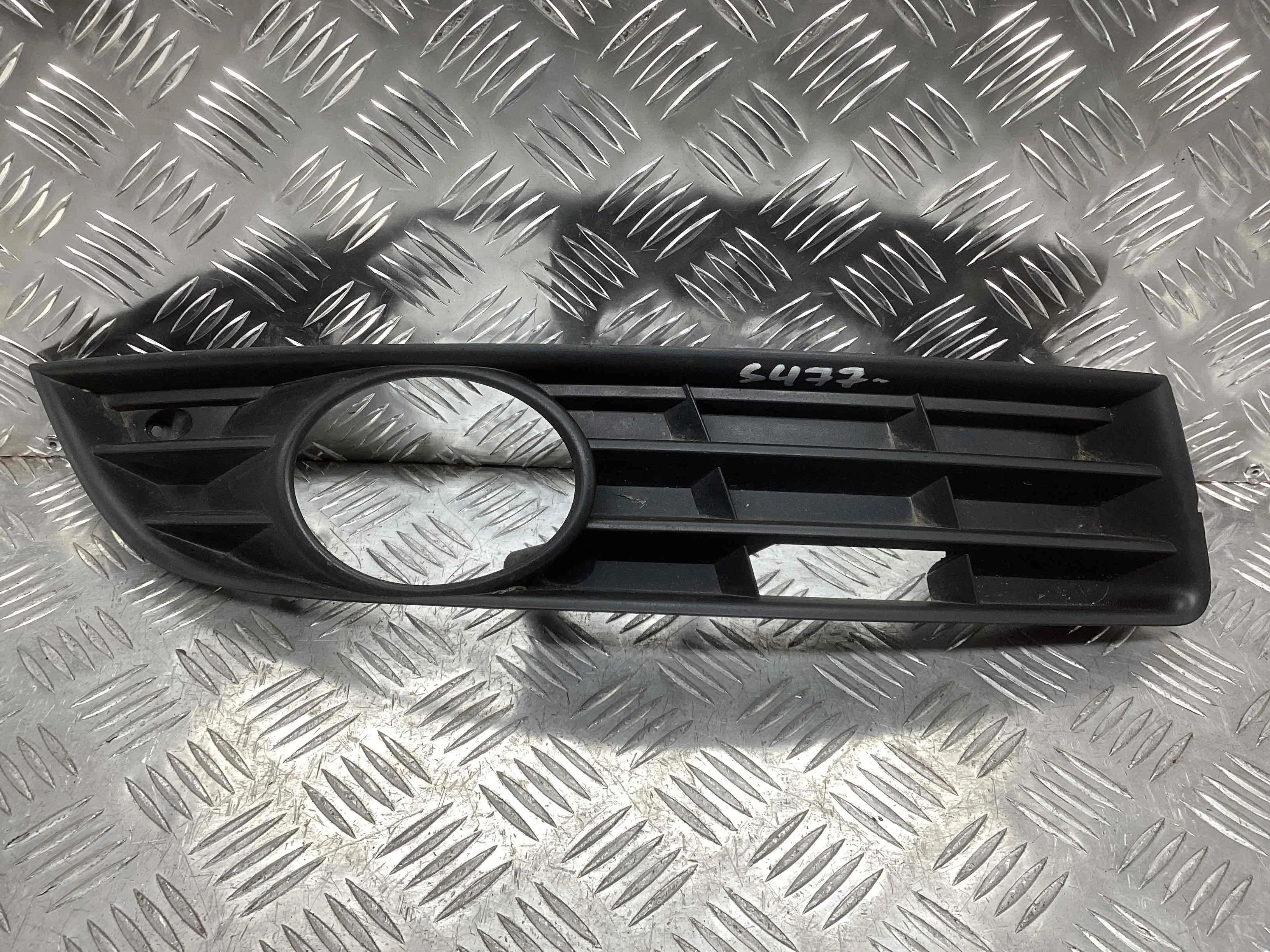 Рамка фары противотуманной правой Volkswagen Passat Passat B6 (3C) 2005-2010 2006 2,0 TDi Дизель АКПП Универсал.