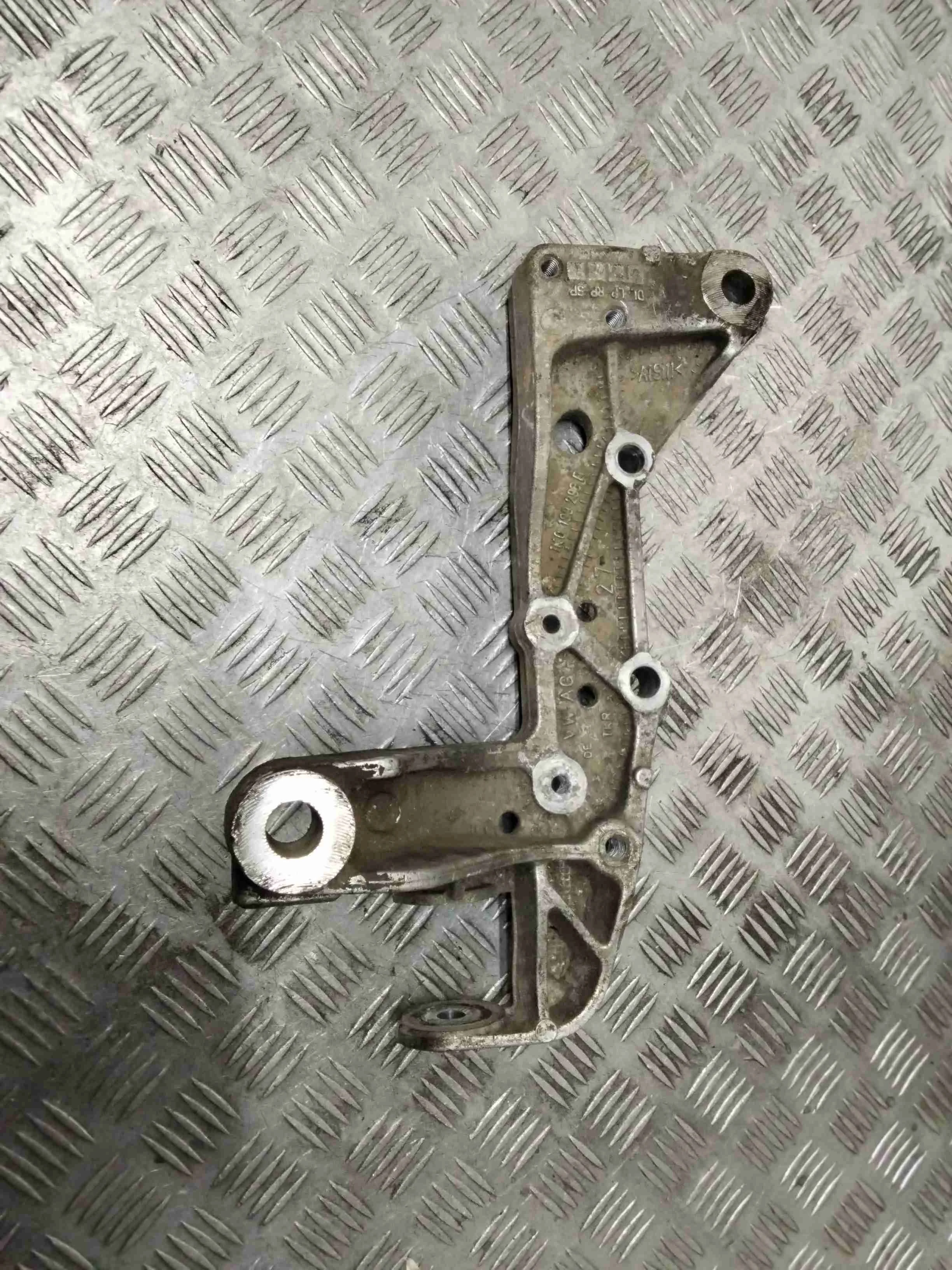 Кронштейн крепления рычага передней подвески Volkswagen Golf Golf V (1K) 2004-2009 2005 1,6 i Бензин АКПП Хэтчбек.