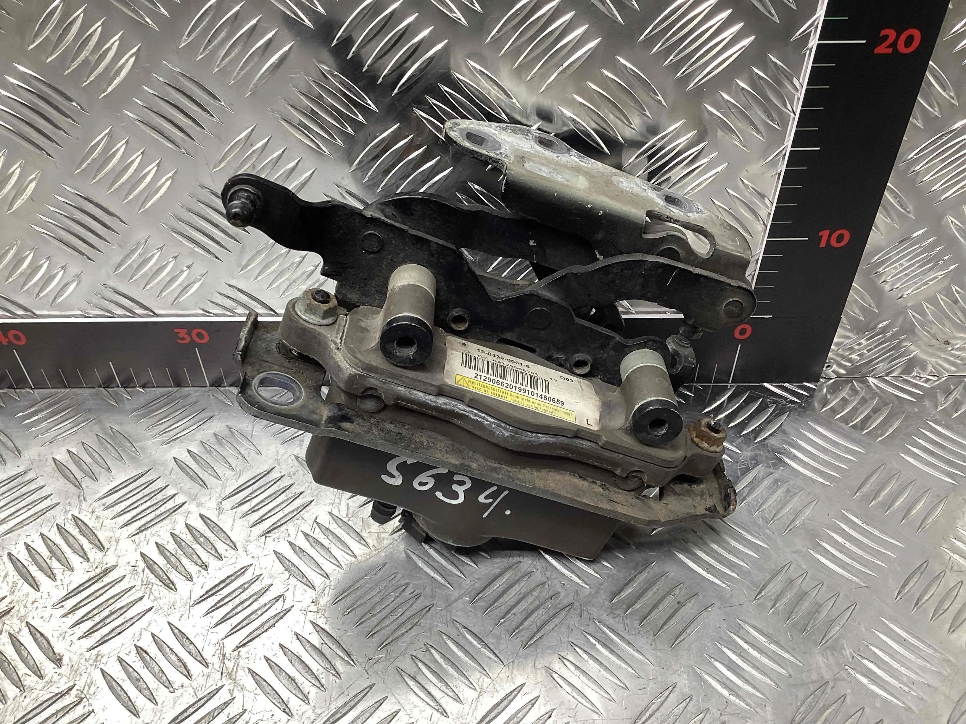 Пиропатрон петли капота Mercedes E (W212) 2009-2013  2010 3,0 CDi Дизель АКПП Универсал.