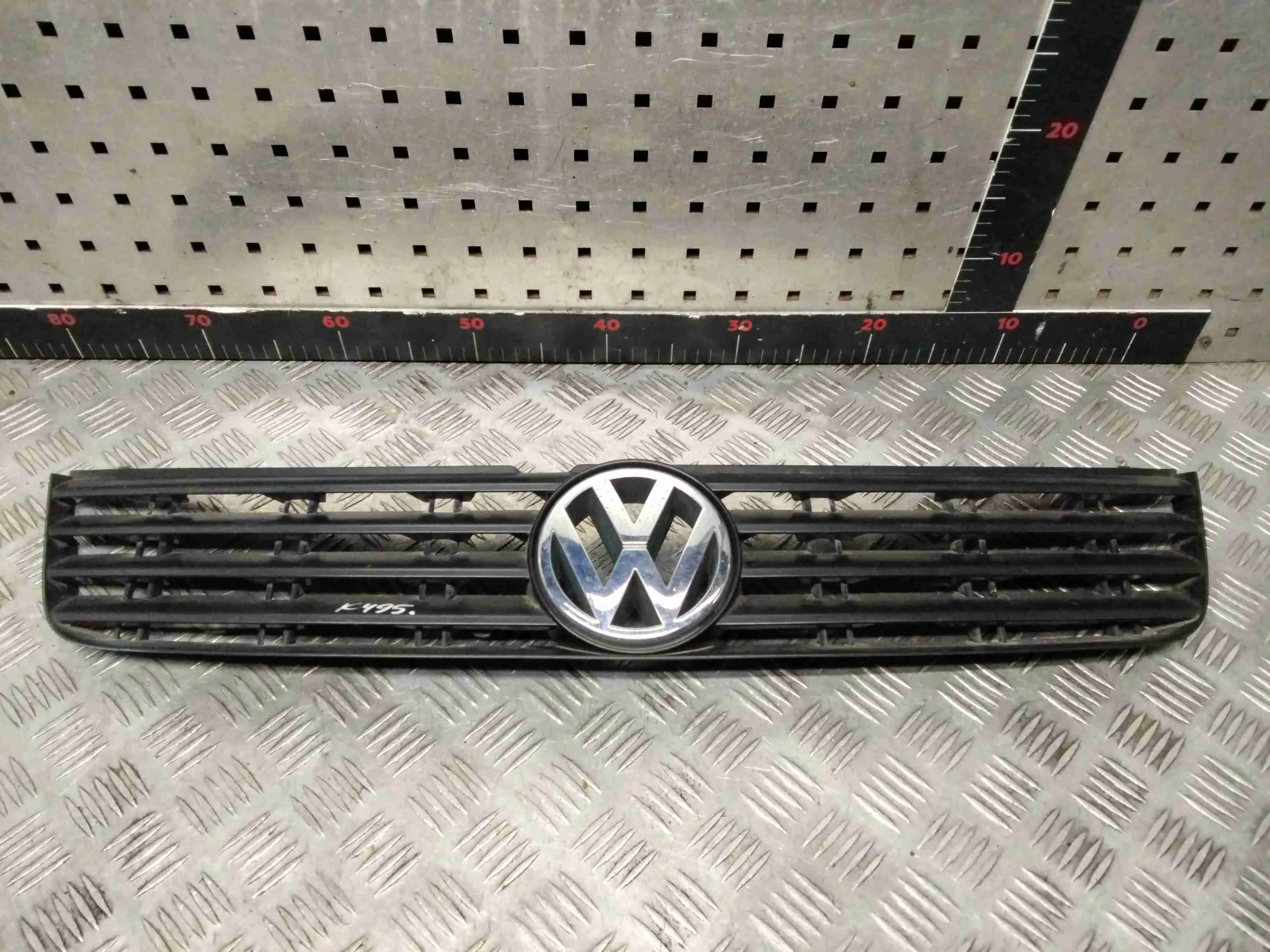 Решетка радиатора Volkswagen Passat Passat B5 (3B) 1996-2000 1998 1,8 i Бензин МКПП 5ст. Седан.