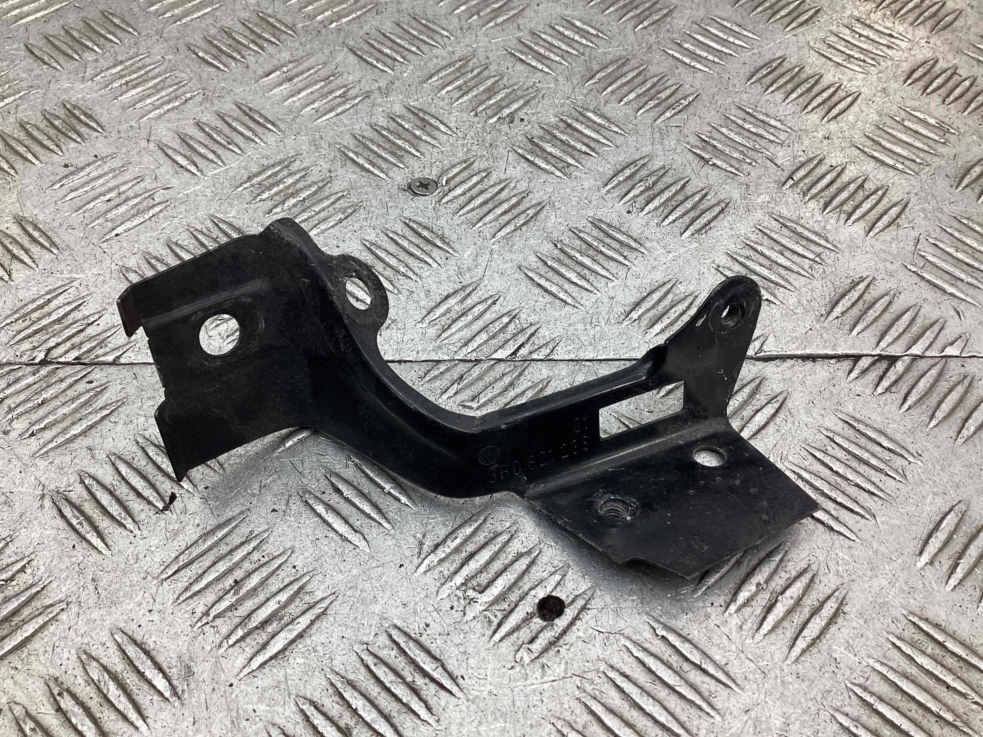 Кронштейн крепления крыла переднего правого Volkswagen Passat Passat B5 (3B) 1996-2000 1997 1,8 i Бензин АКПП Универсал.