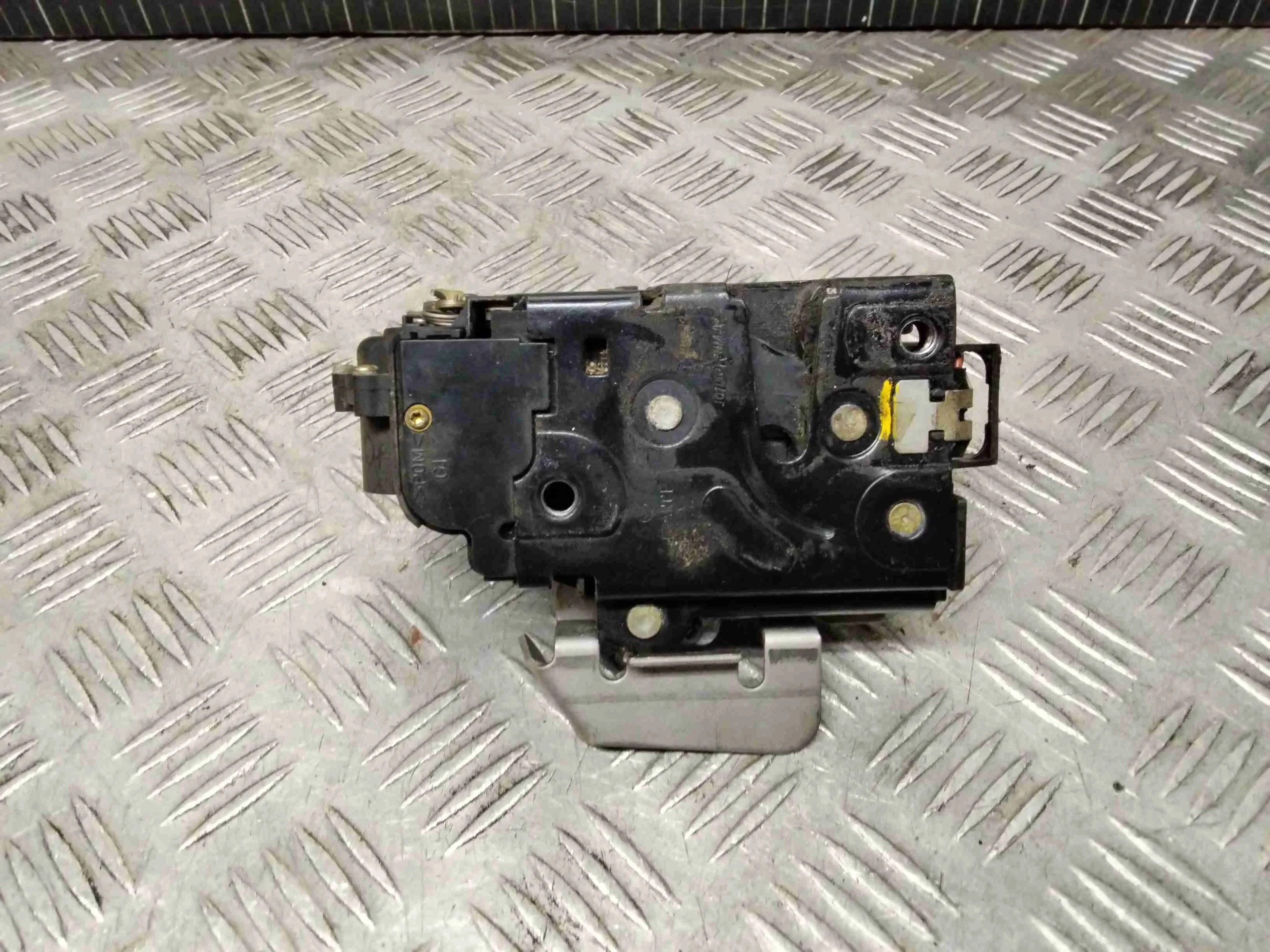 Замок двери передней левой Audi A4 A4 B6 (8EC, 8E5) 2000-2004 2002 2,0 i Бензин МКПП Универсал.