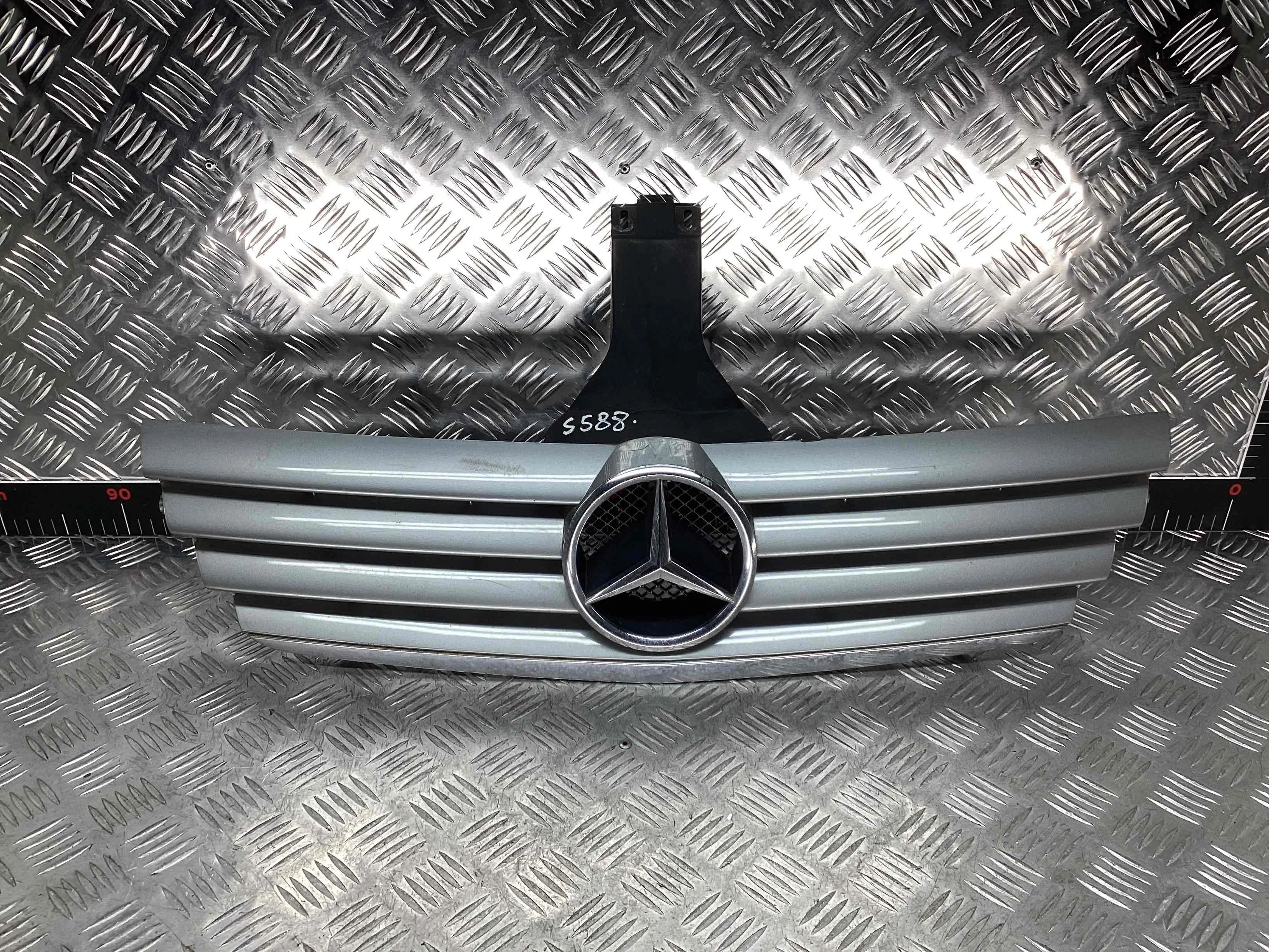 Решетка радиатора Mercedes C (W203) 2000-2004  2002 2,2 CDi Дизель АКПП Купе.