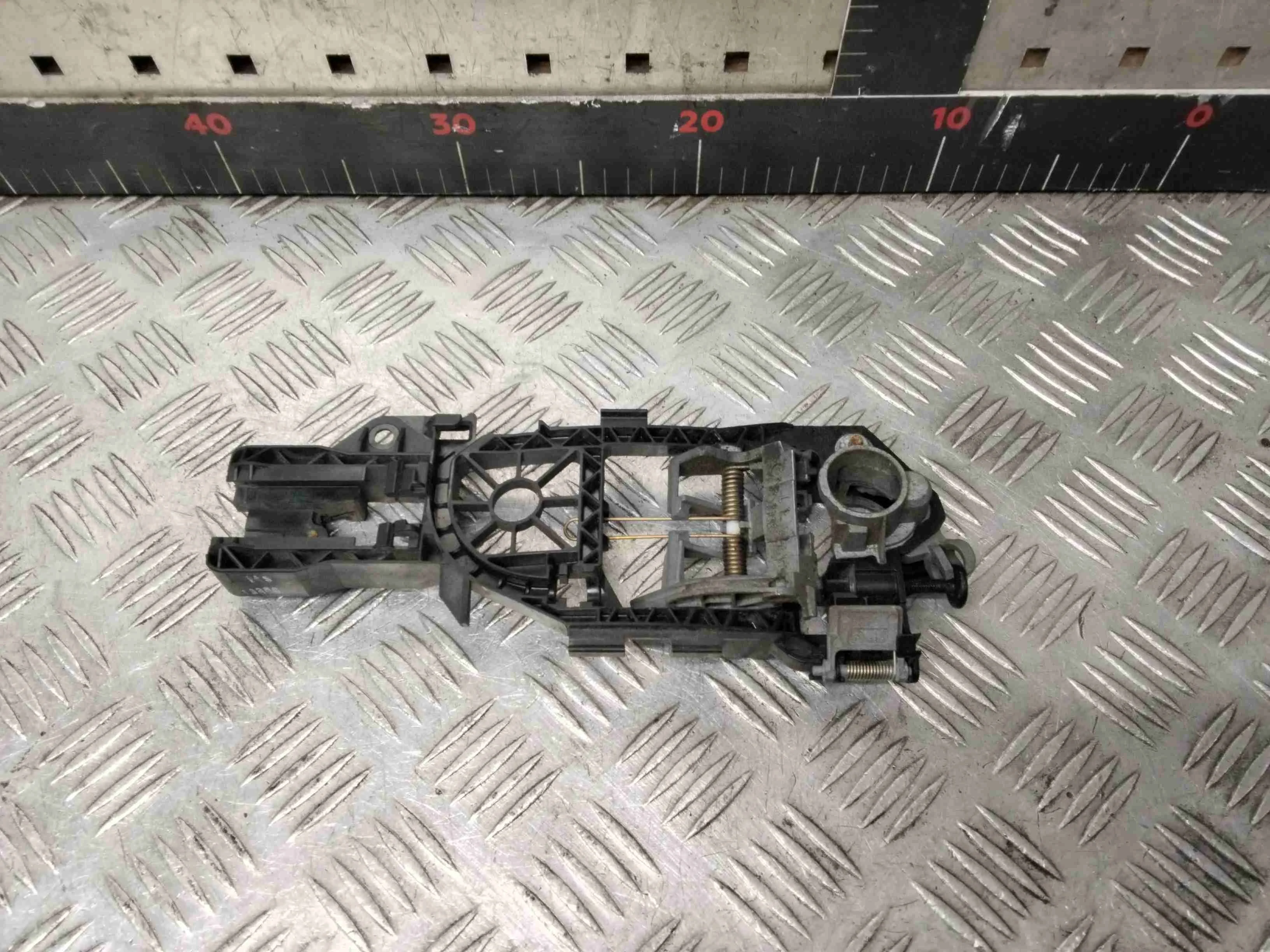 Скелет ручки наружной передней левой Volkswagen Passat Passat B6 (3C) 2005-2010 2006 2,0 TDi Дизель АКПП Универсал.