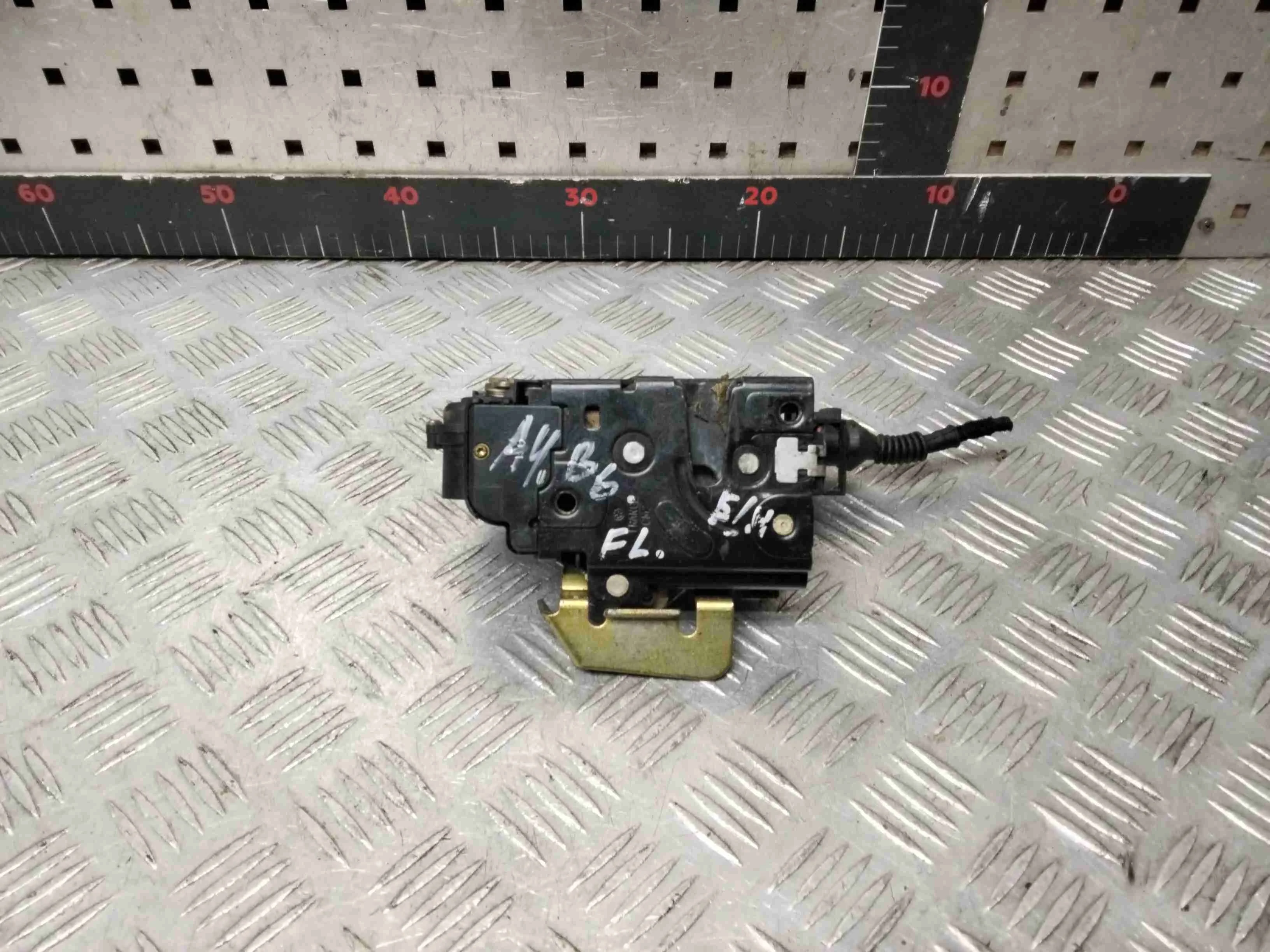 Замок двери передней левой Audi A4 A4 B6 (8EC, 8E5) 2000-2004 2000 1,9 TDi Дизель МКПП 5ст. Седан.