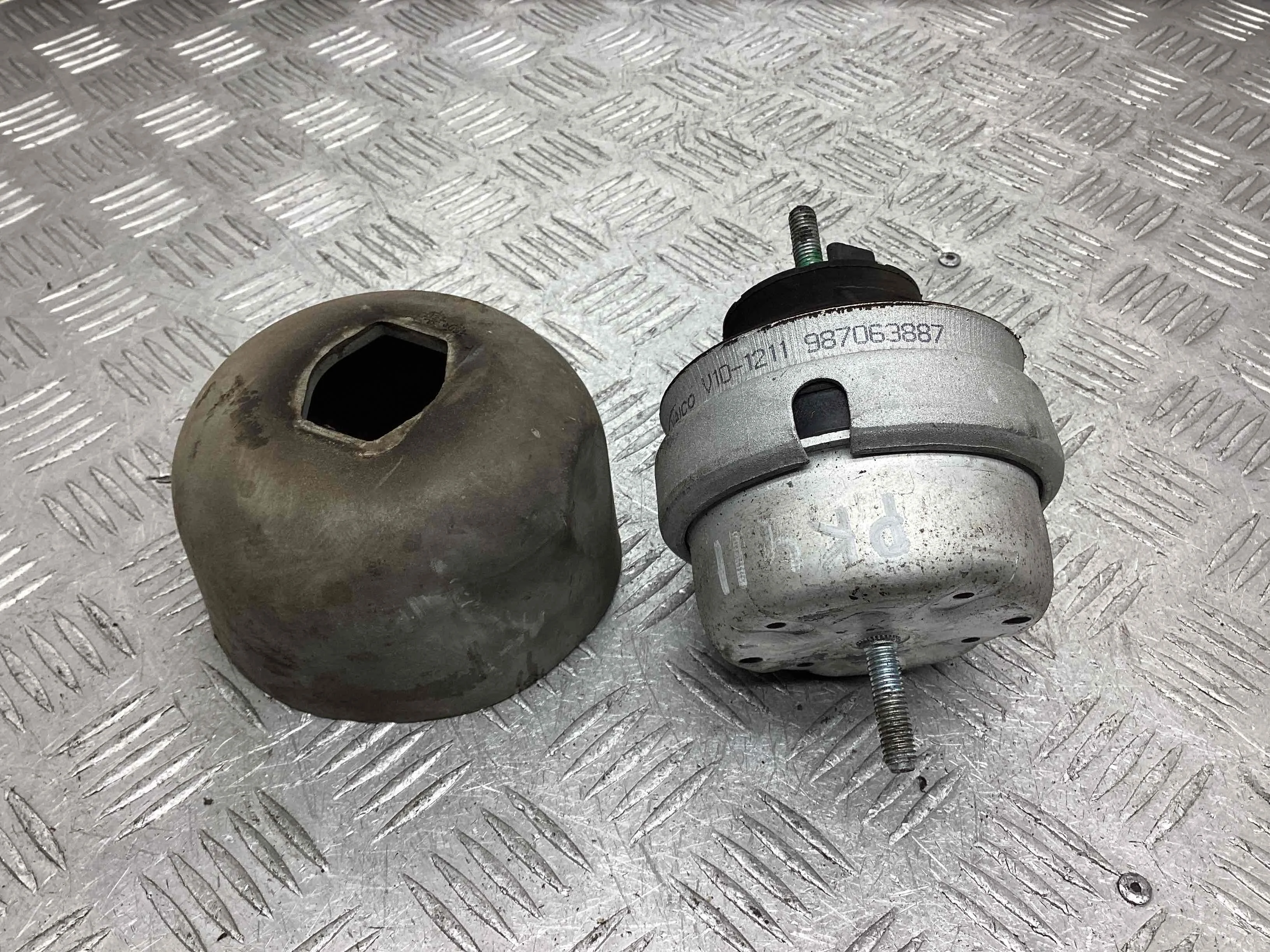 Подушка крепления двигателя Volkswagen Passat Passat B5 (3B) 1996-2000 1997 1,8 i Бензин АКПП Универсал.